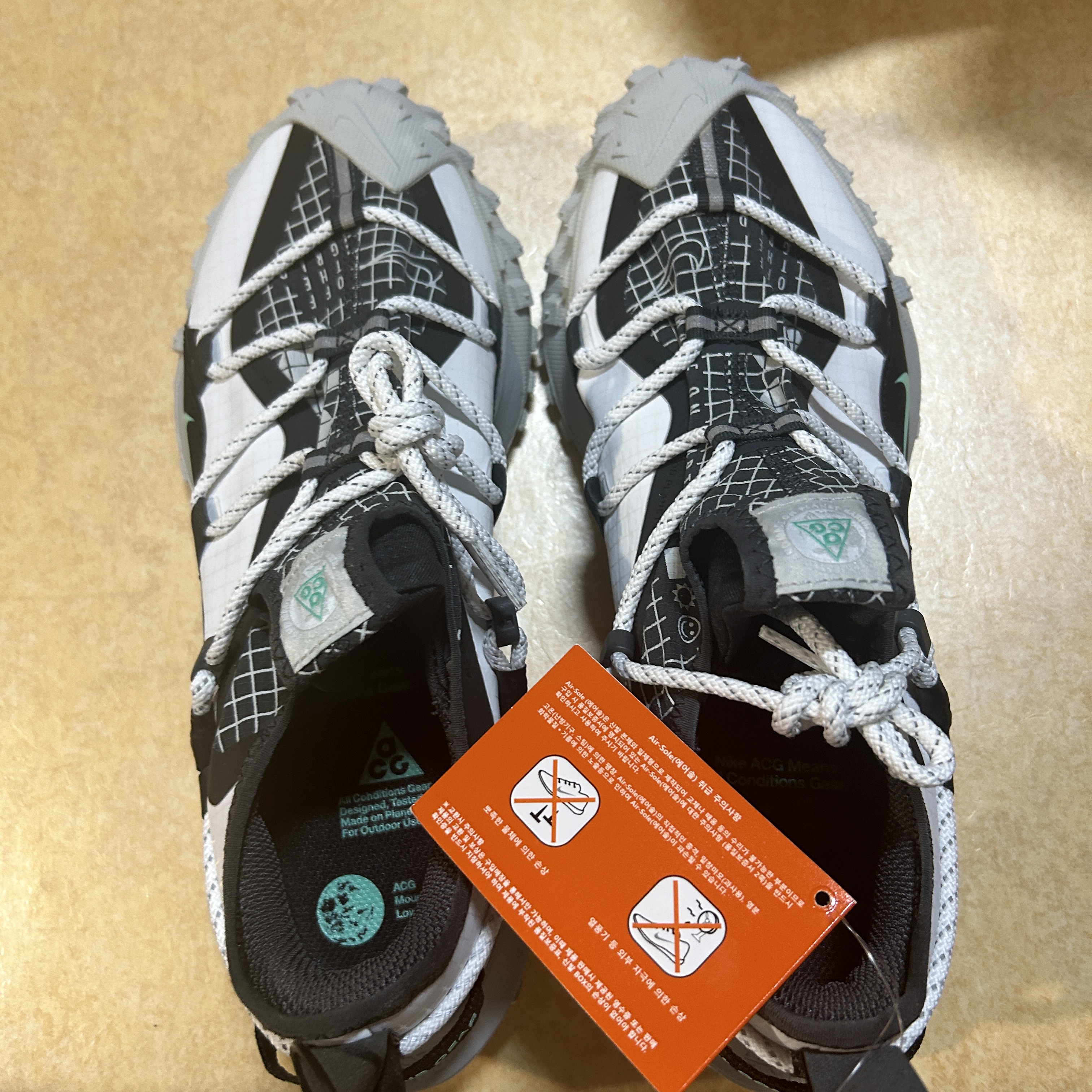 Nike ACG Mountain Fly Low SE White and Black 착용 스타일 - 2