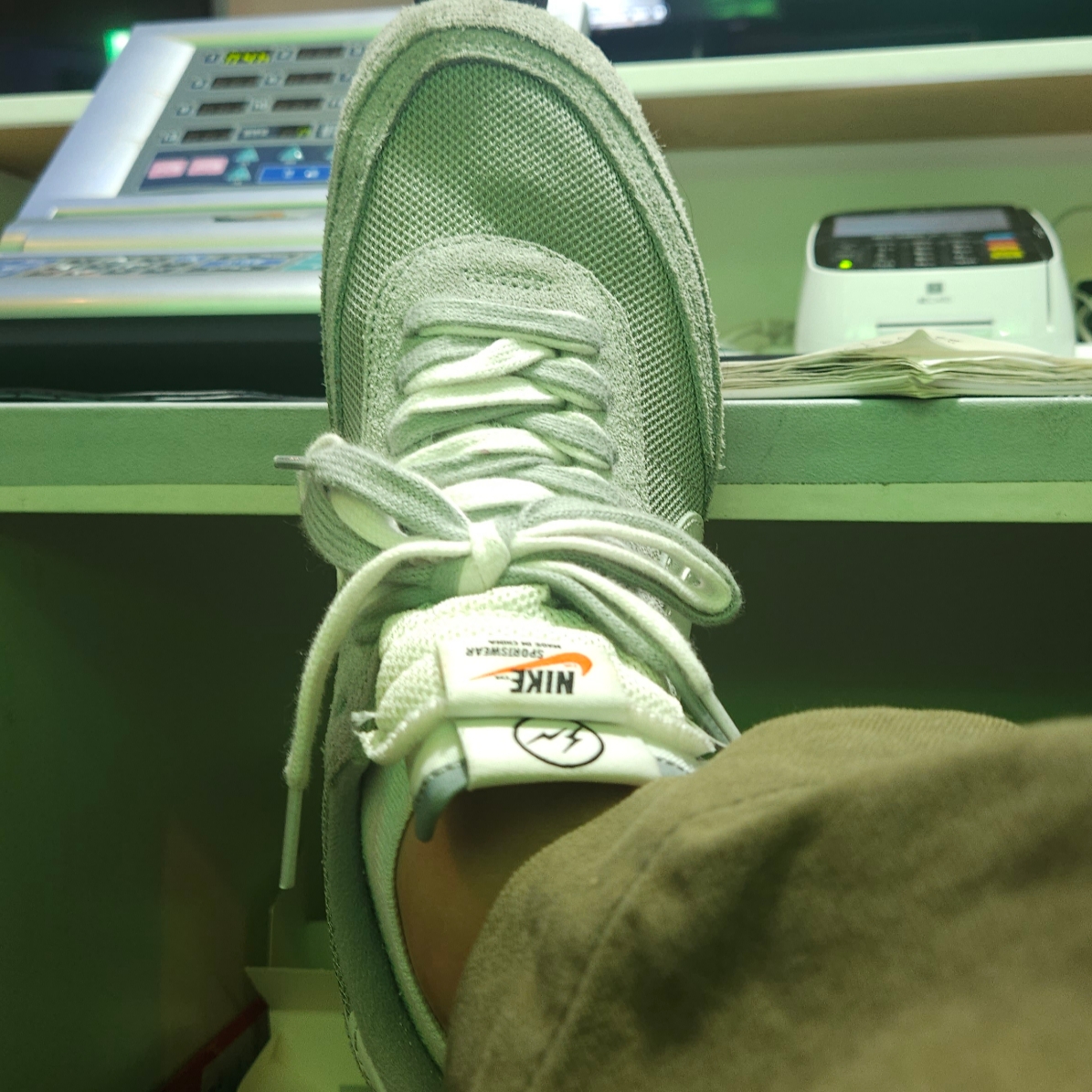 Nike x Sacai x Fragment LDWaffle Light Smoke Grey 착용 스타일 - 2