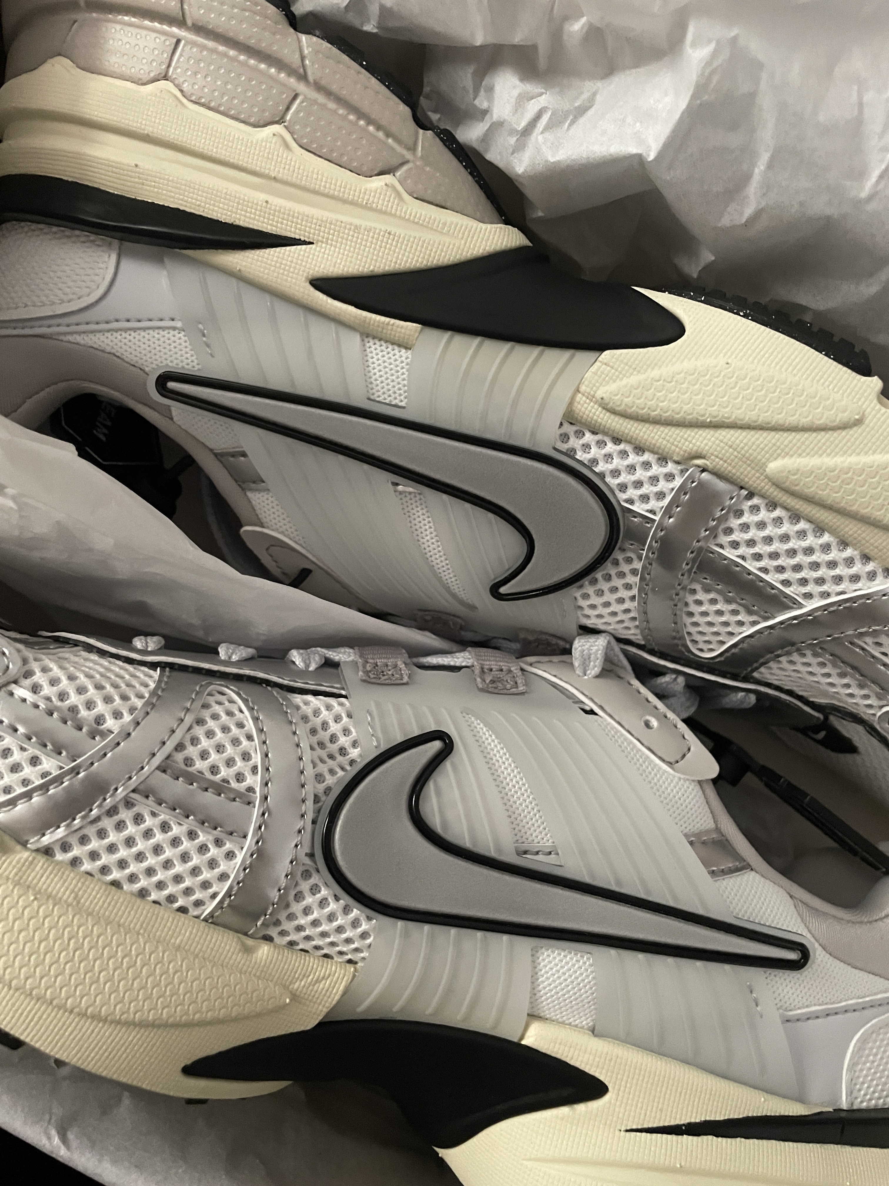 Nike V2K Run Summit White Metallic Silver 착용 스타일