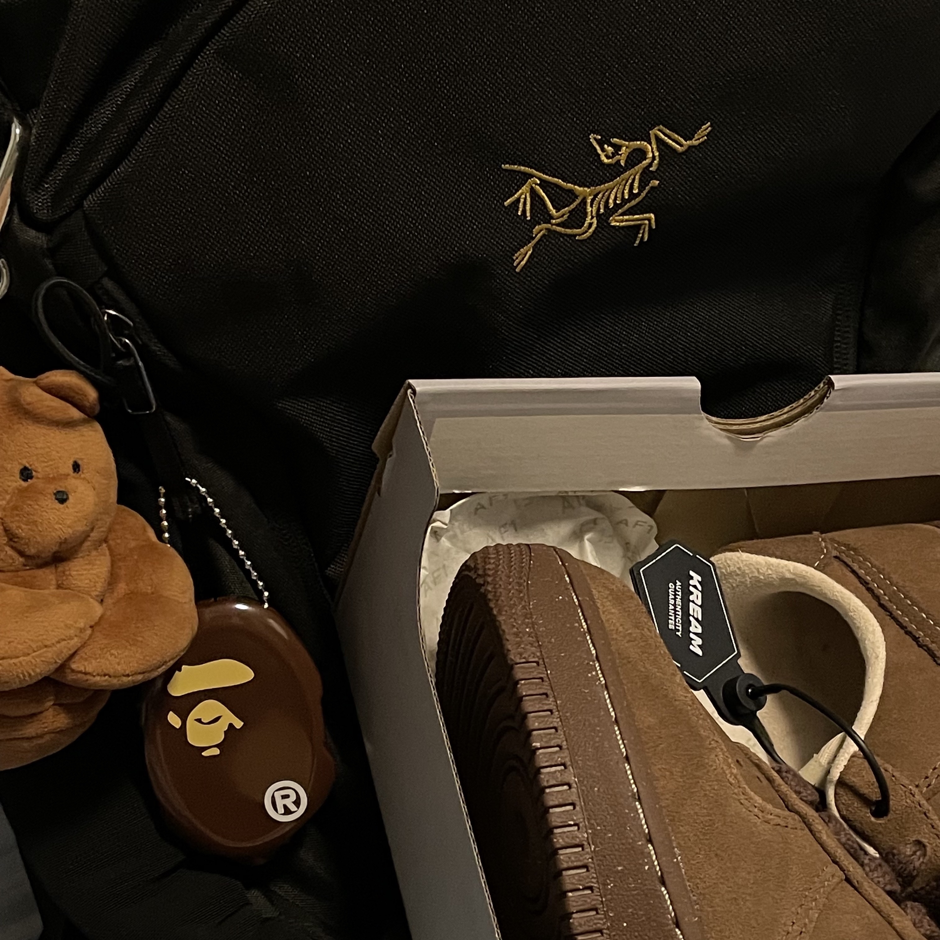 BAPE Ape Head Coin Case M Brown, Arc'teryx Mantis 26 Backpack Black 착용 스타일 - 1