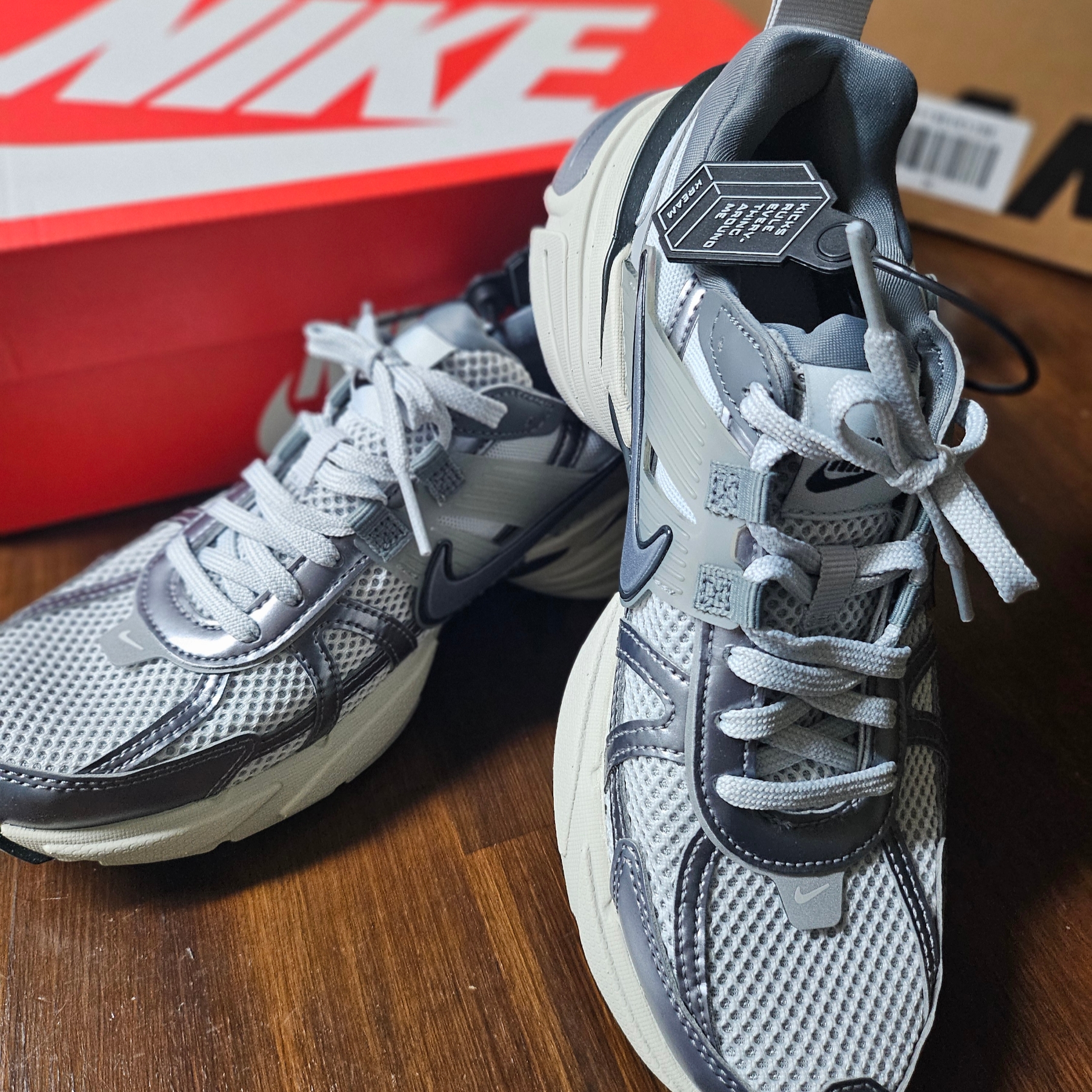 Nike V2K Run Pure Platinum Wolf Grey 착용 스타일 - 2