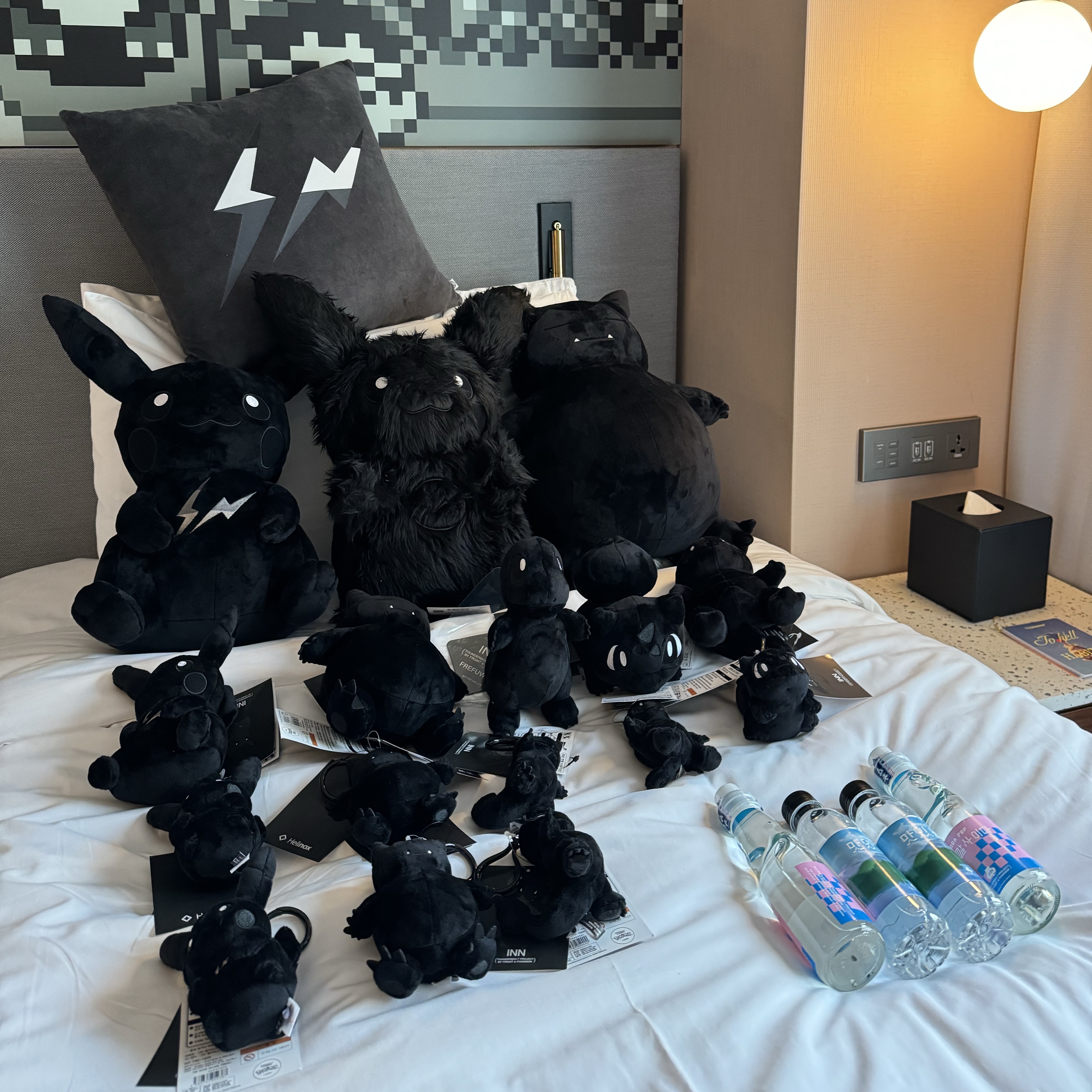 Fragment x Pokemon INN Thunderbolt Project TBP Mascot Key Ring Hitokage Black, Fragment x Pokemon INN Thunderbolt Project TBP Mascot Key Ring Kabigon Black 착용 스타일 - 1
