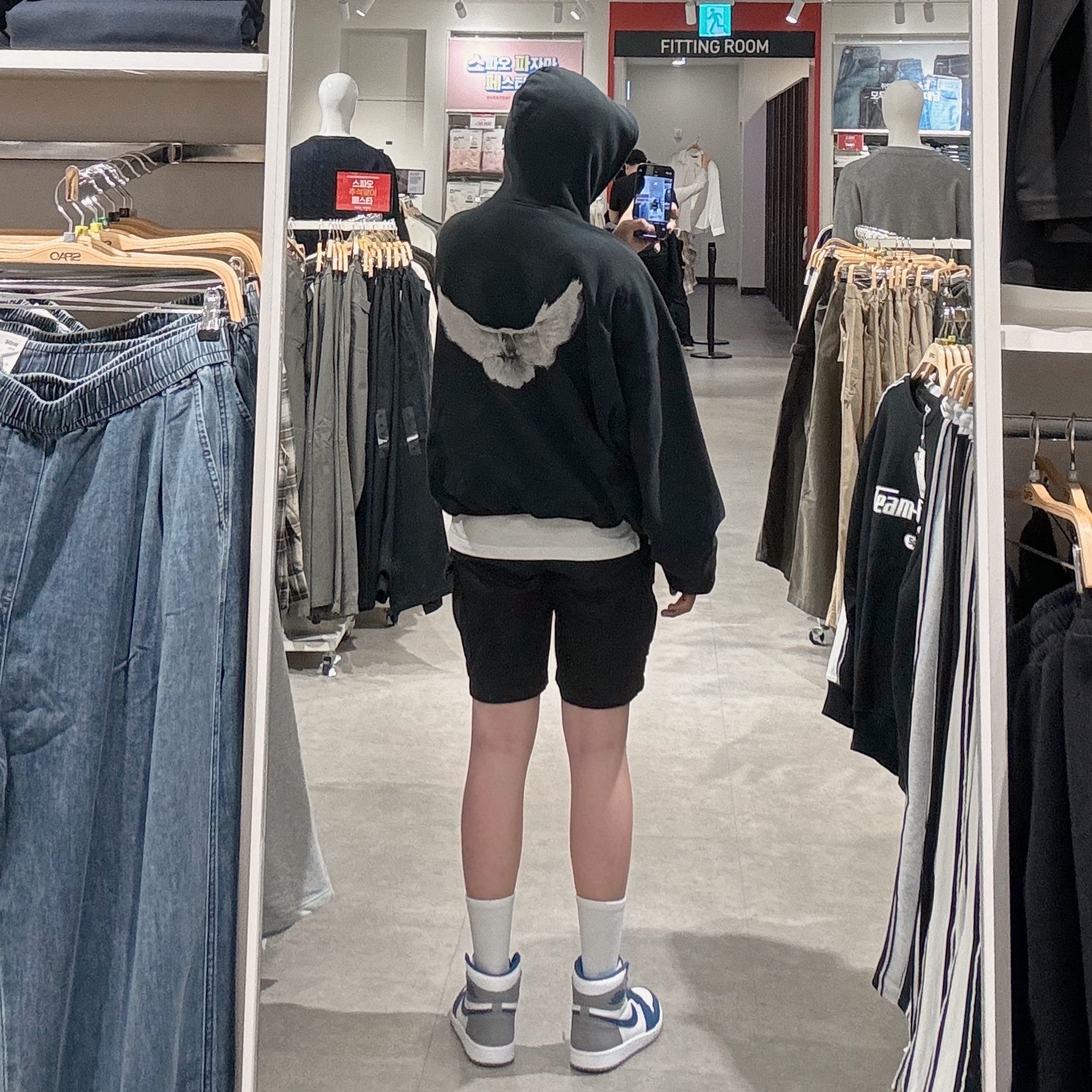 Yeezy Gap Engineered By Balenciaga Dove Hoodie Washed Black, Jordan 1 Retro High OG True Blue 착용 스타일 - 3