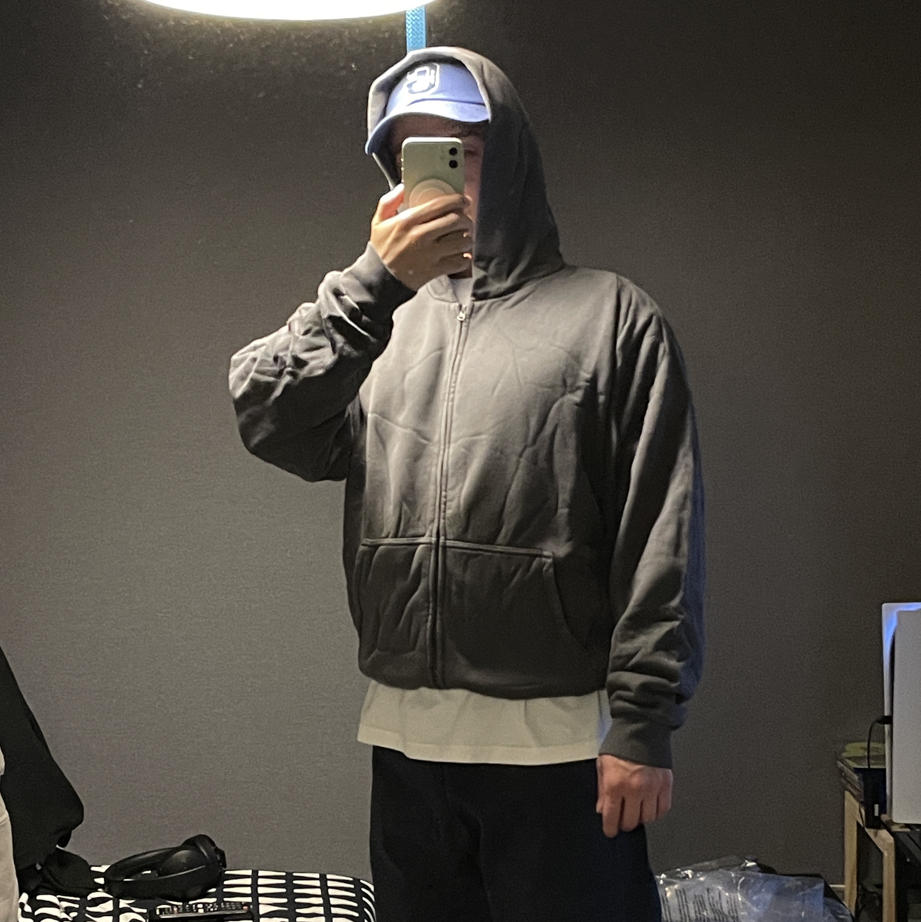 Yeezy YZY Zip-Up Hoodie Dark Grey 착용 스타일 - 1
