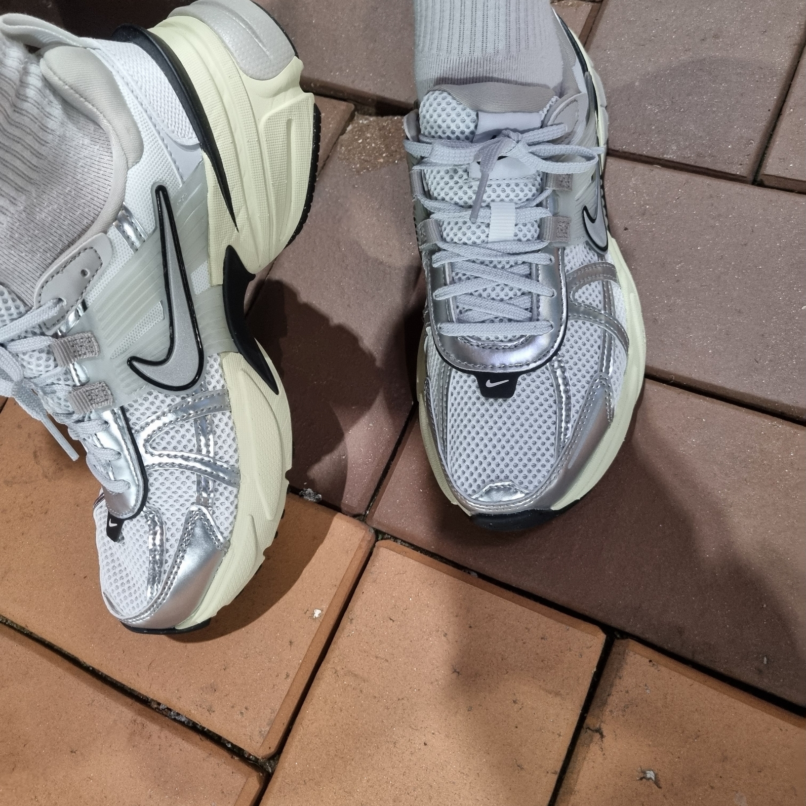 Nike V2K Run Summit White Metallic Silver 착용 스타일