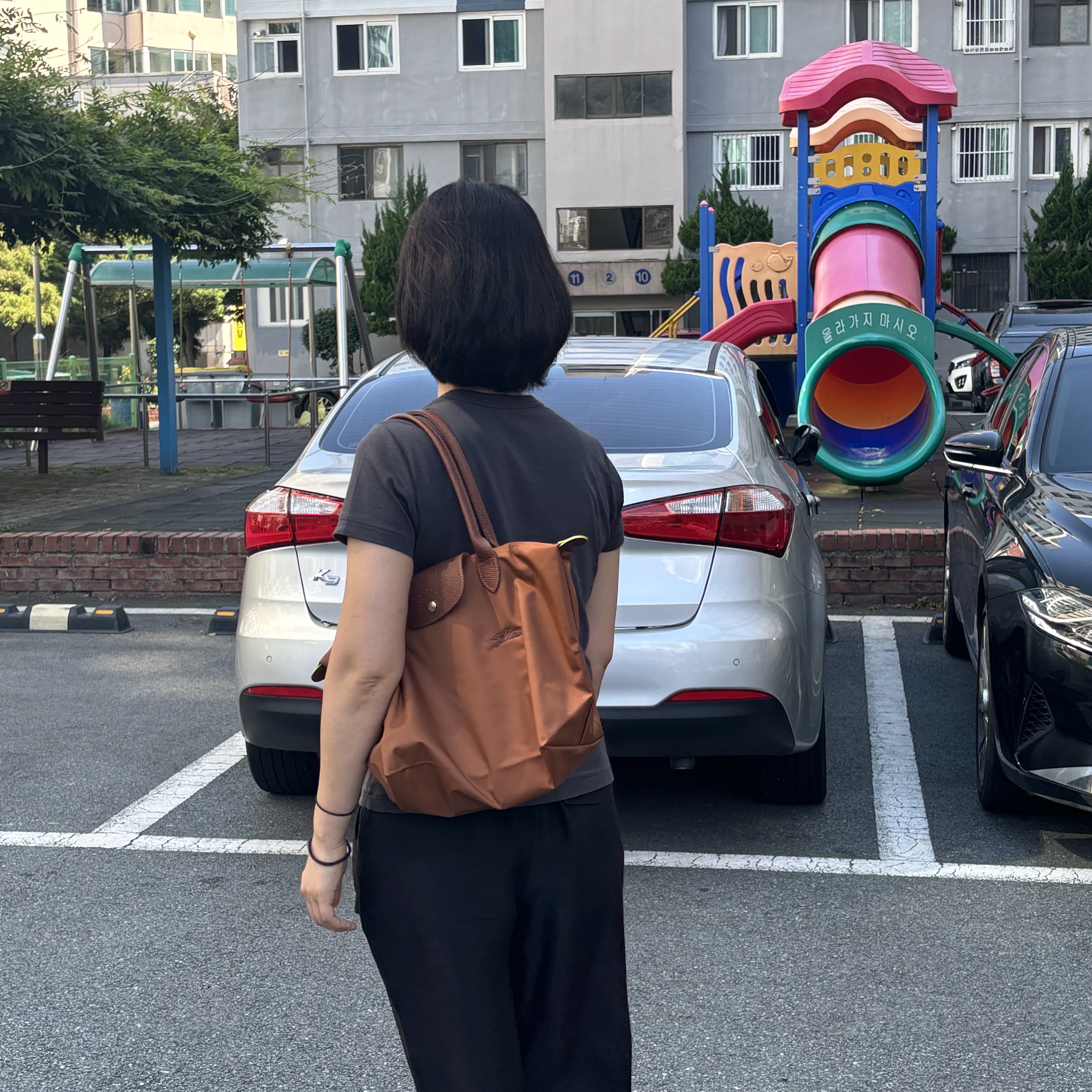 Longchamp Le Pliage Green Tote Bag M Cognac 착용 스타일 - 2
