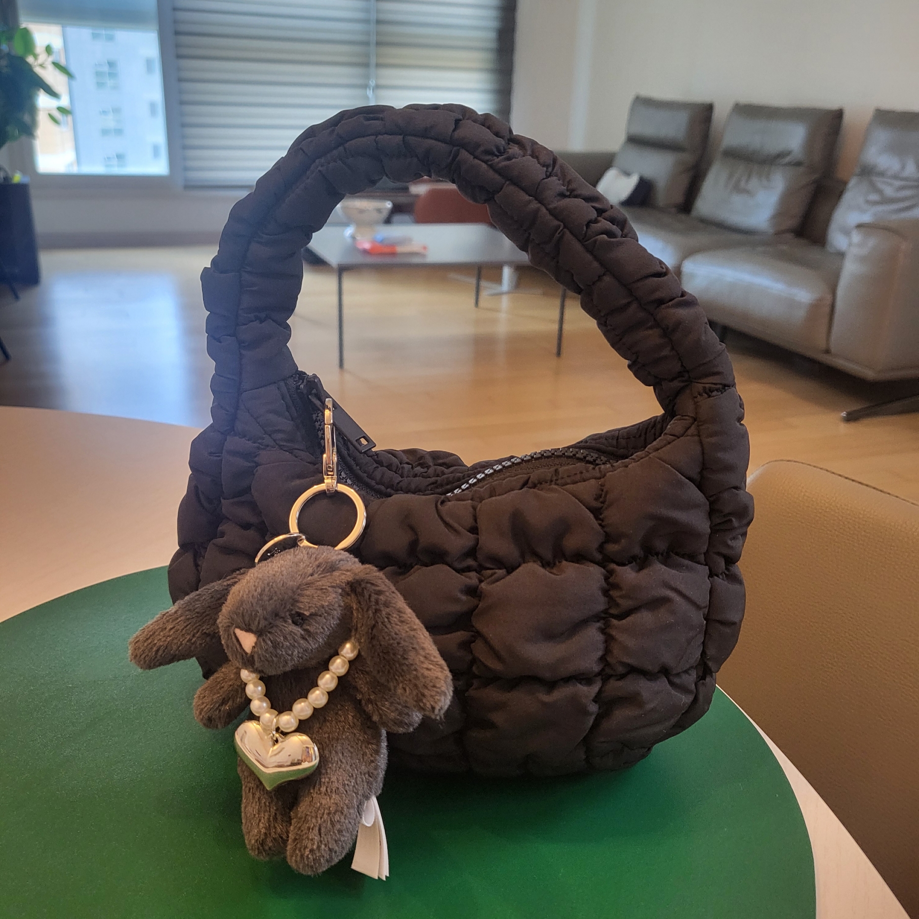 Jellycat Bashful Bunny Bag Charm Ink, COS Quilted Micro Bag Black 착용 스타일