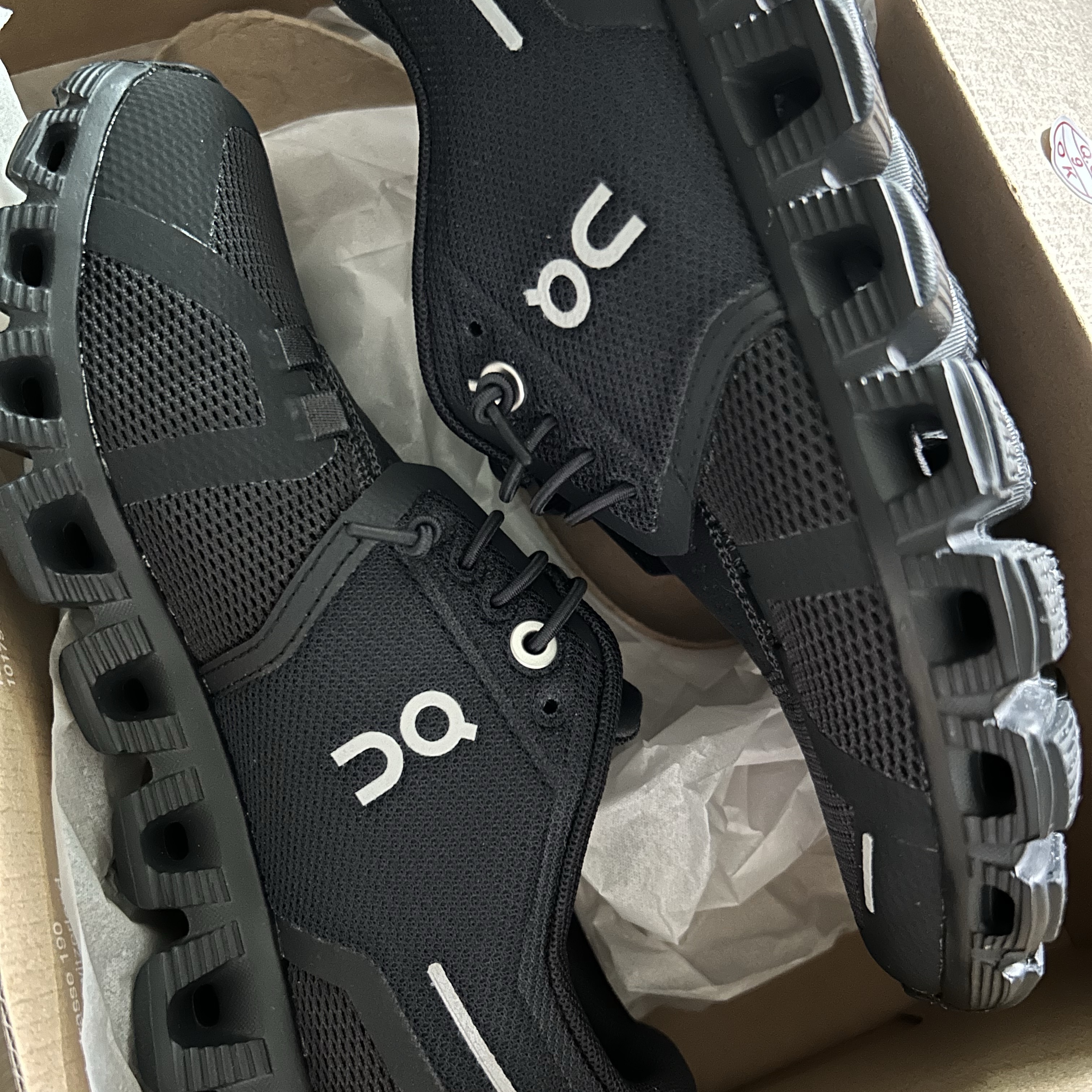 (W) On Running Cloud 5 All Black 착용 스타일