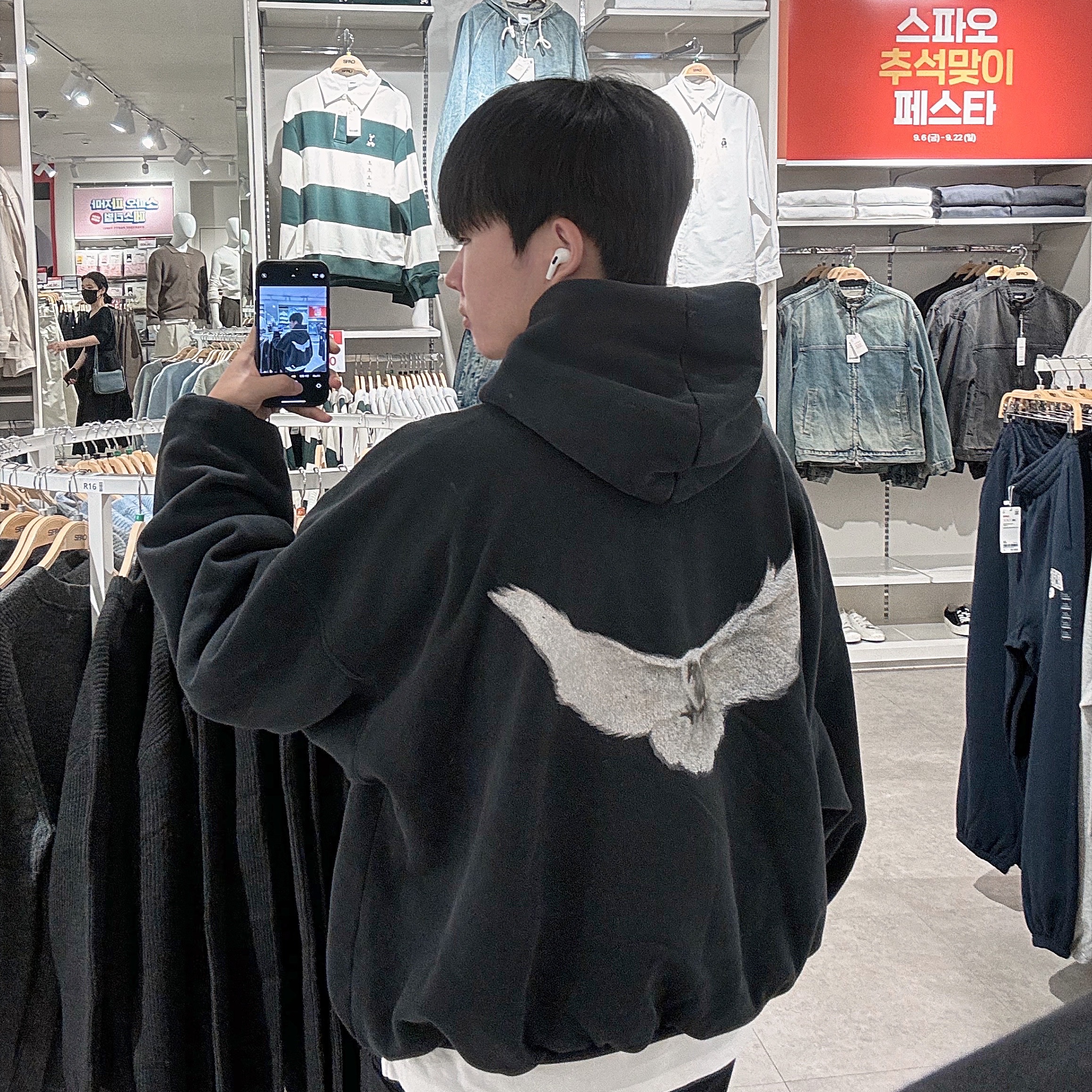 Yeezy Gap Engineered By Balenciaga Dove Hoodie Washed Black, Jordan 1 Retro High OG True Blue 착용 스타일 - 2