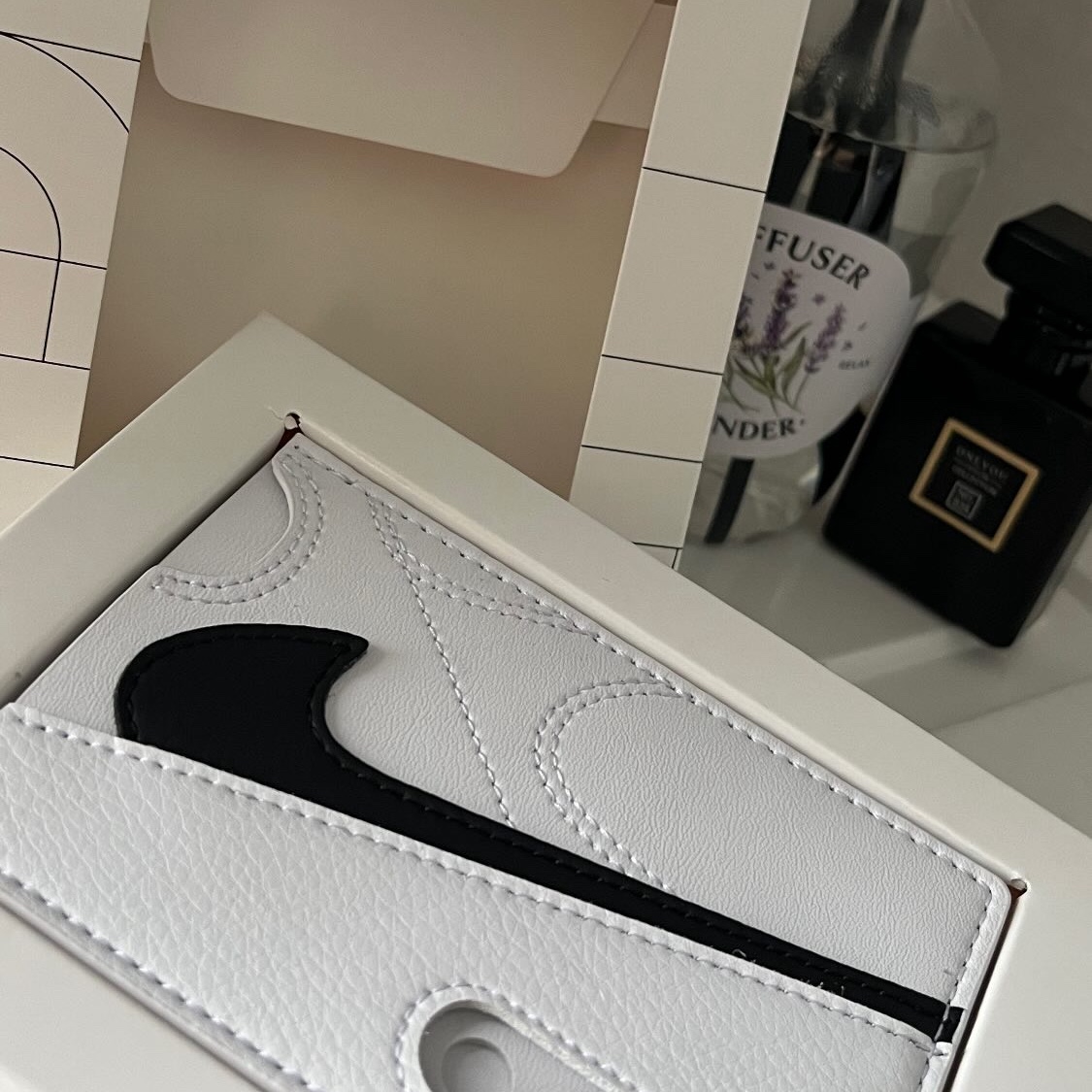 Nike Icon Air Max 90 Card Wallet White 착용 스타일