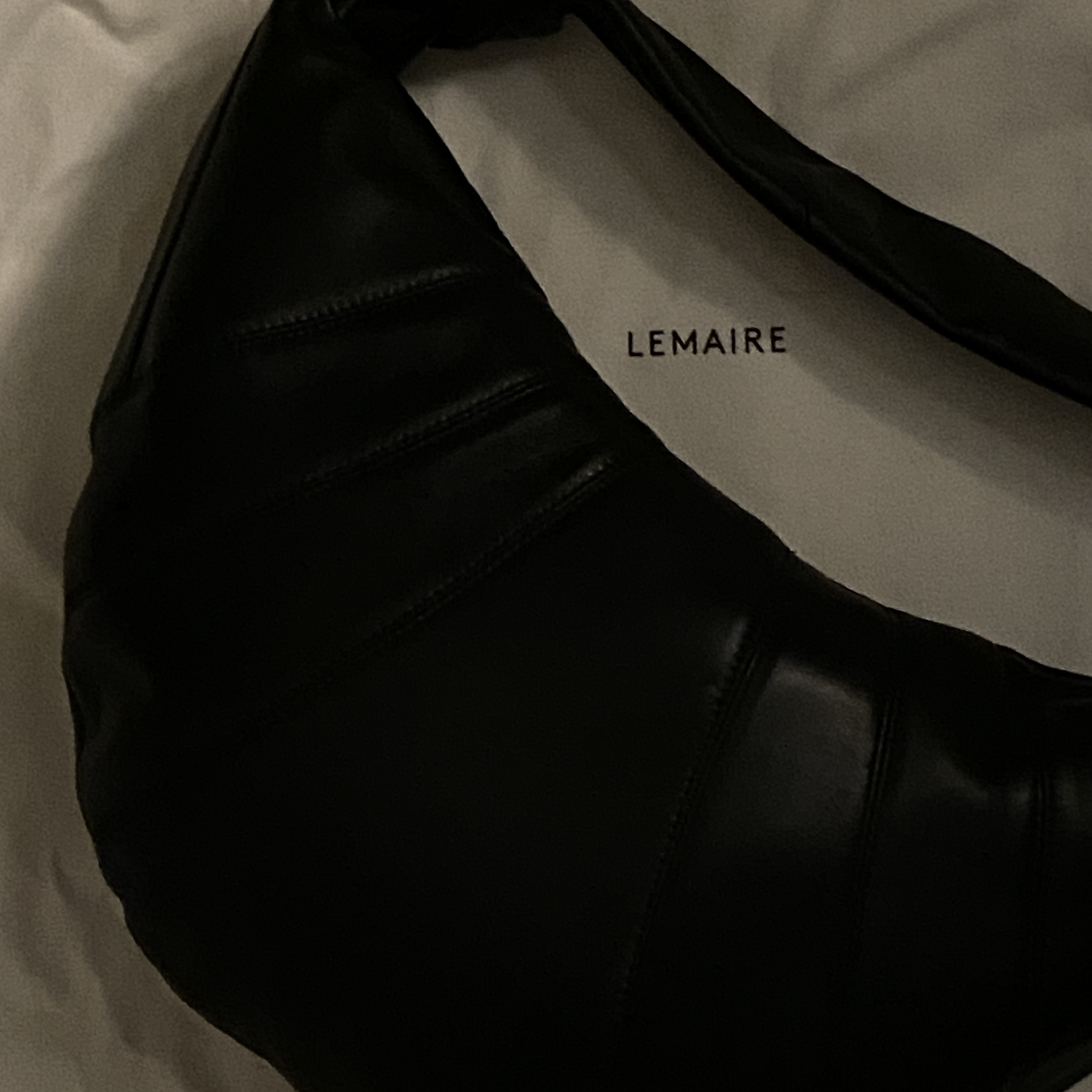 Lemaire Fortune Croissant Bag Soft Nappa Leather Black 착용 스타일