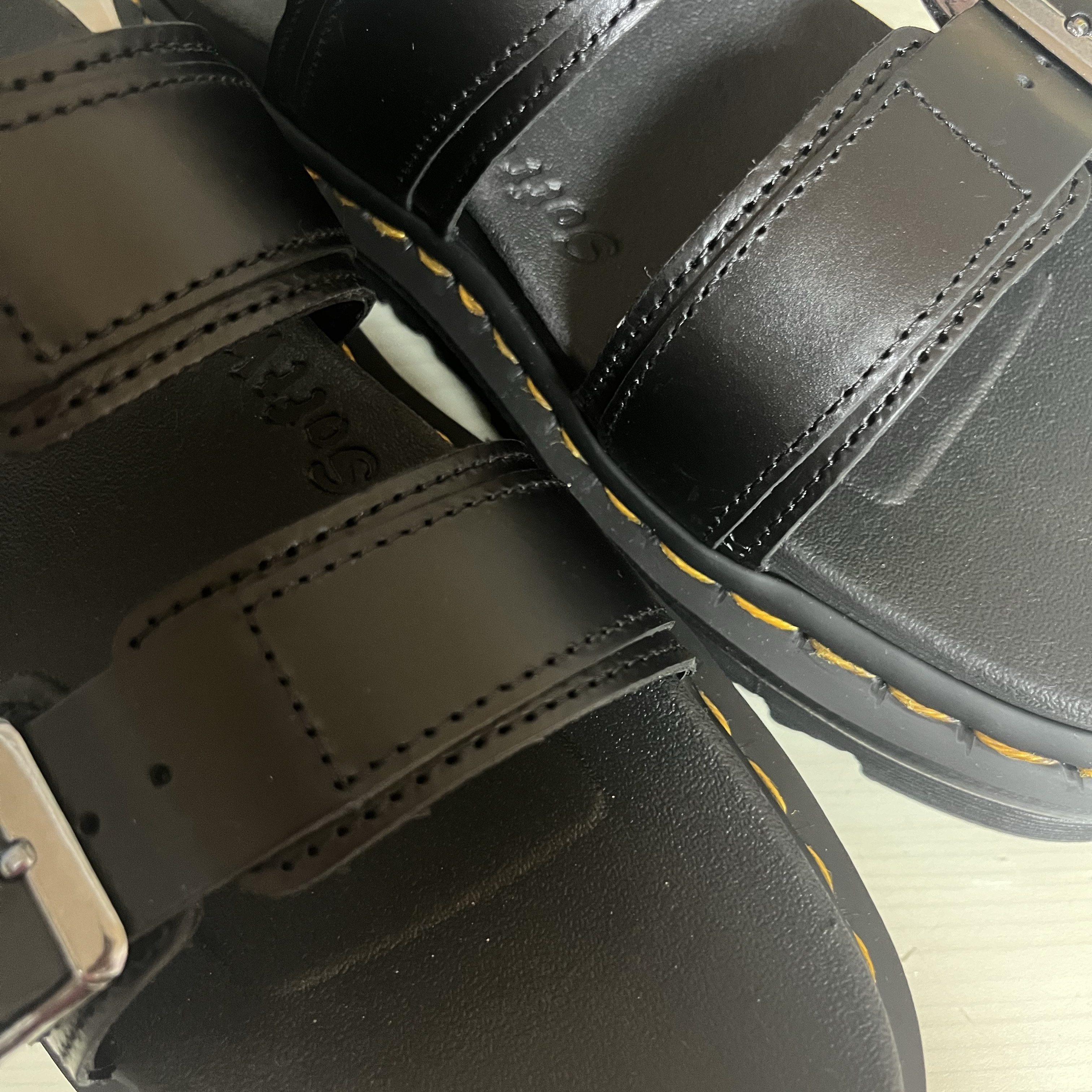 Dr. Martens Myles Sandal Black 착용 스타일