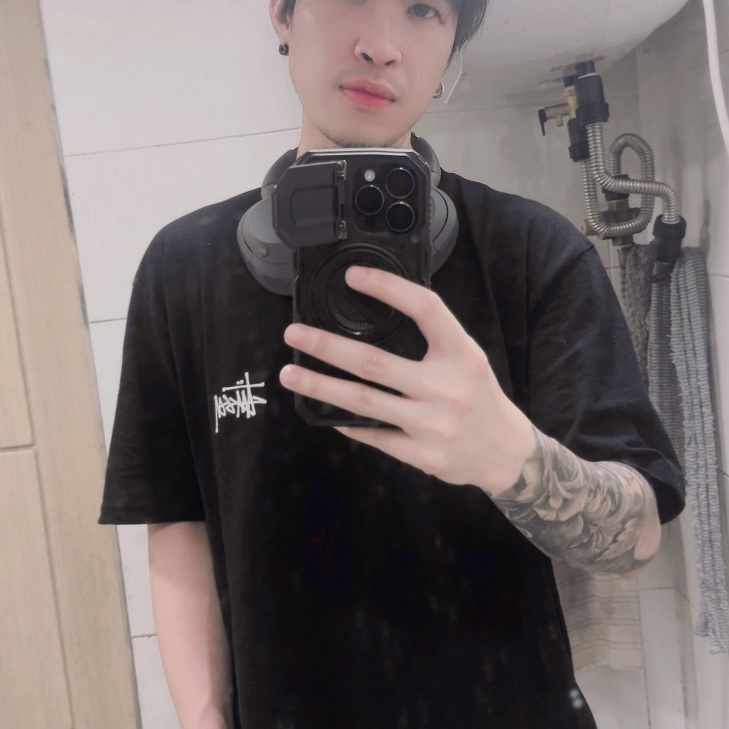 Stussy Basic Stussy T-Shirt Black 2024, 2025, Sony ULT WEAR Forest Gray (Sony Korea Ver.) 착용 스타일 - 1