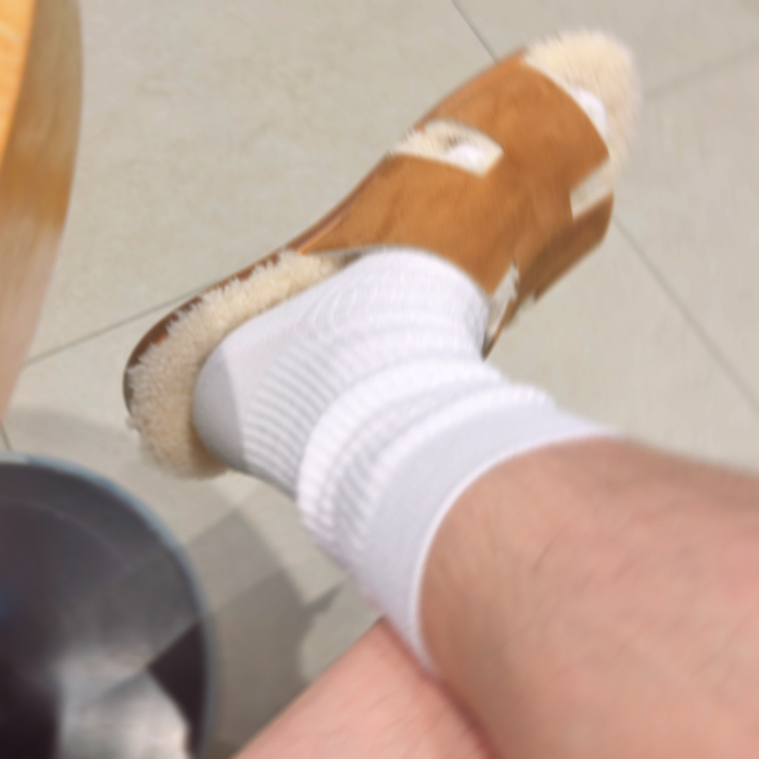 Hermes Izmir Sandal Suede Goatskin Woolskin & Marron Teck Ecru 착용 스타일