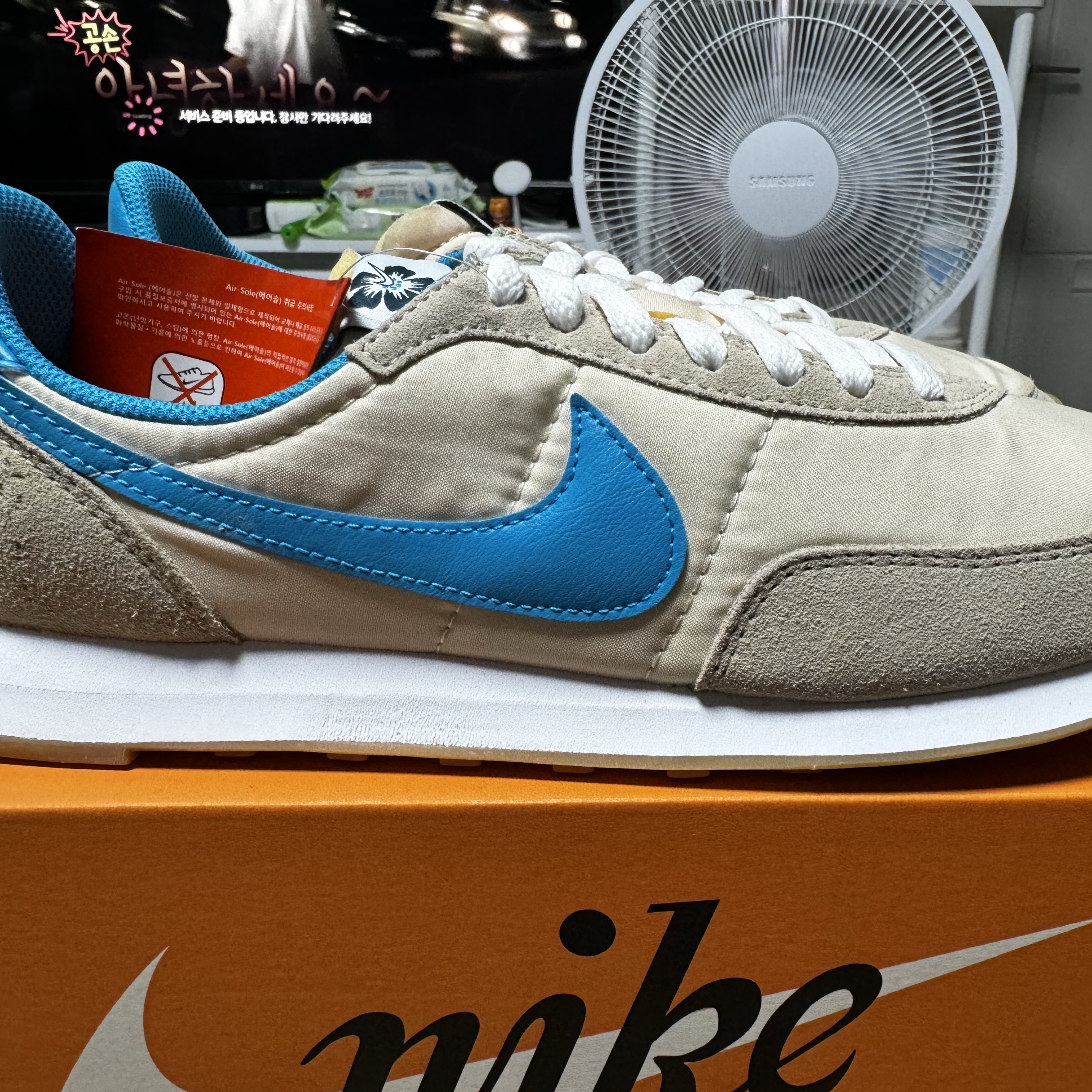 Nike Waffle Trainer 2 Pearl White Laser Blue 착용 스타일 - 3