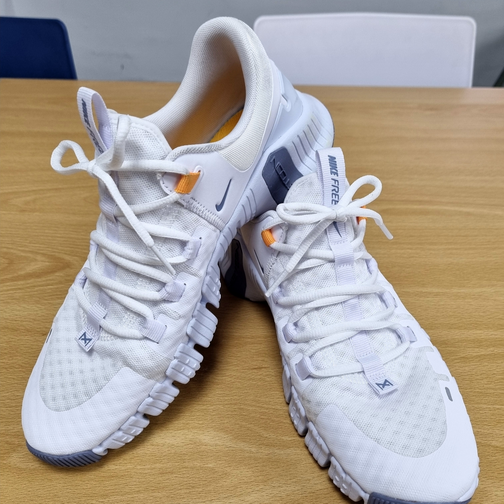 Nike Free Metcon 5 White Football Grey 착용 스타일 - 2