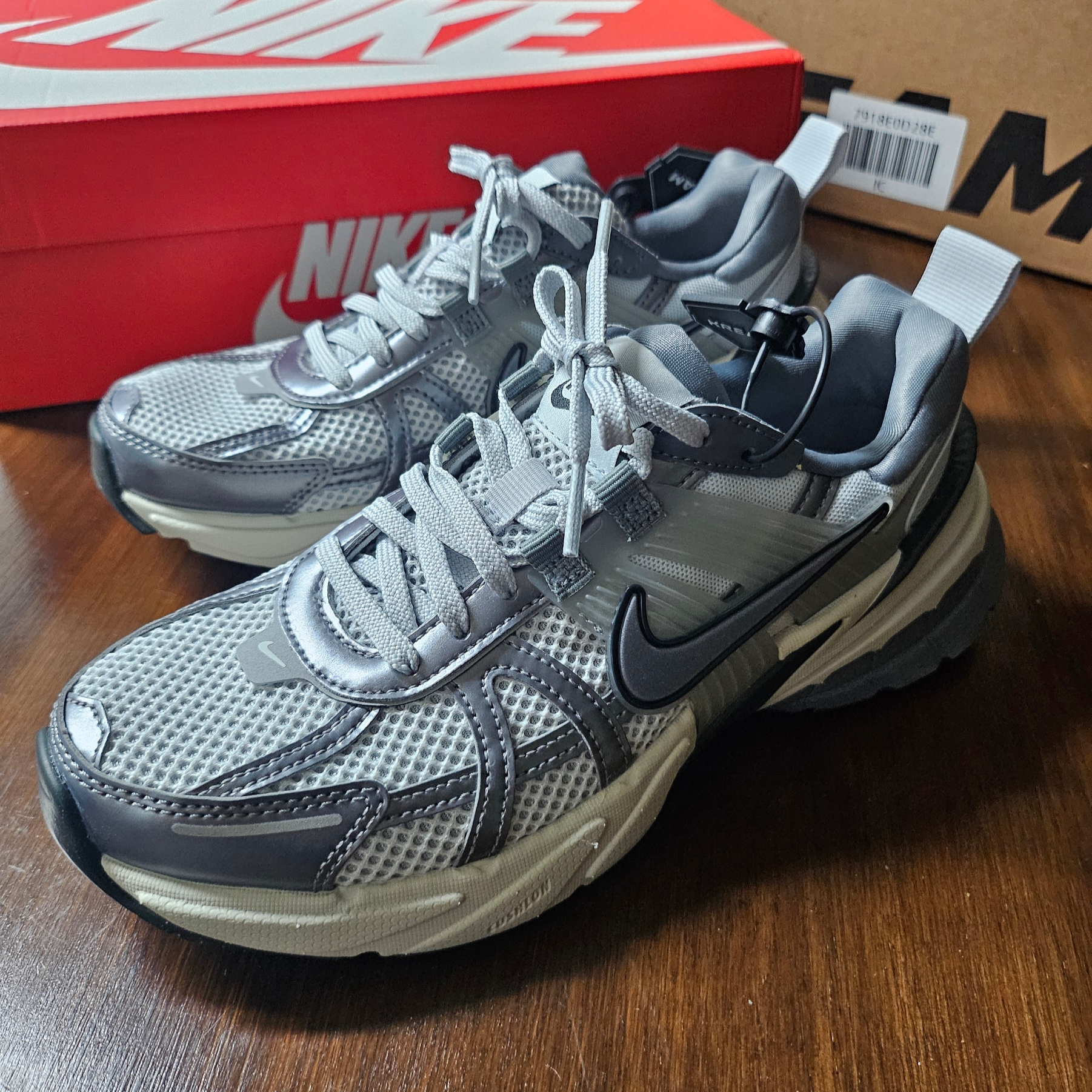 Nike V2K Run Pure Platinum Wolf Grey 착용 스타일 - 3