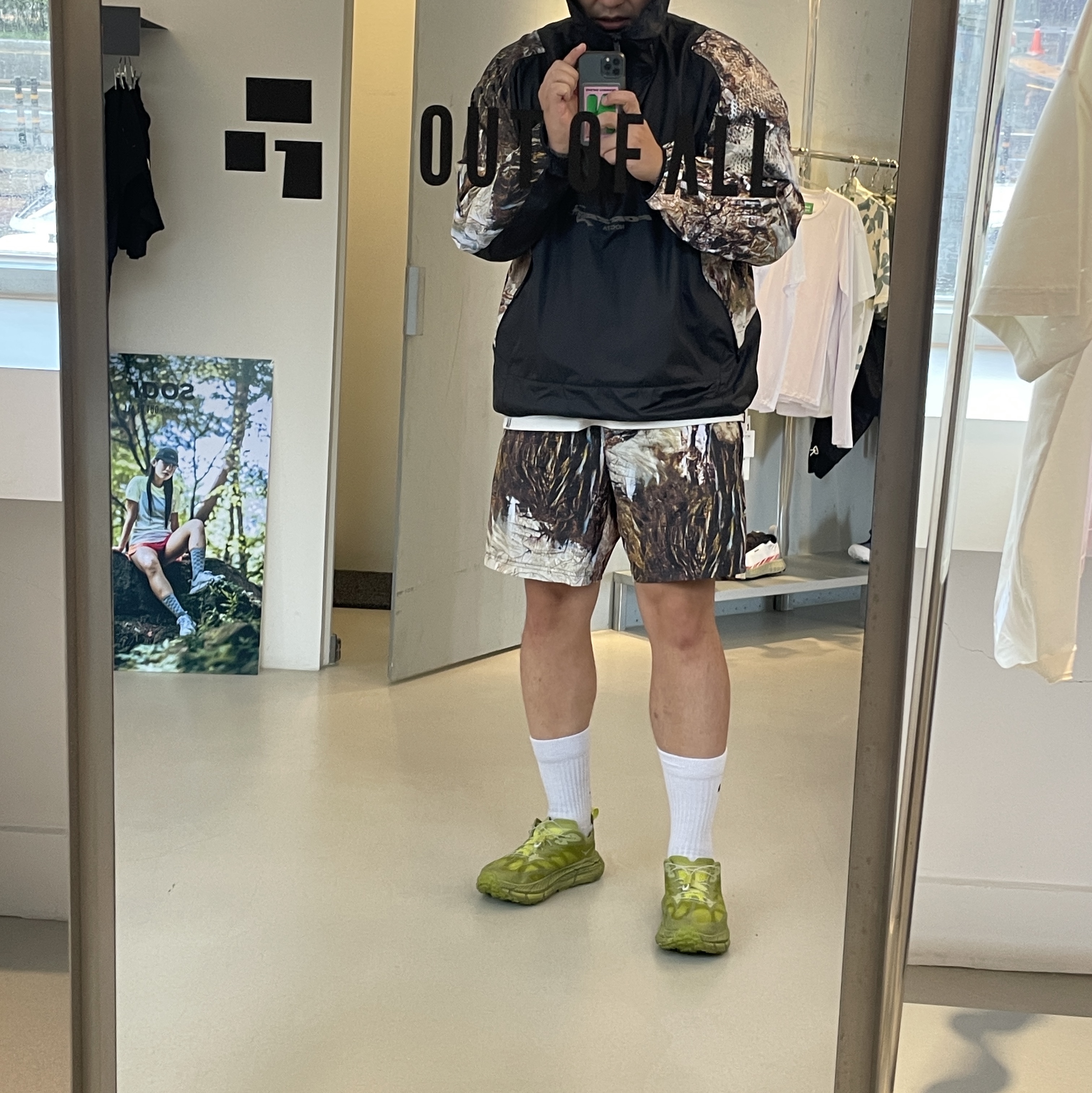 Nike x Drake Nocta NRG Running Jacket Black Baroque Brown (FJ3009-010), Nike x Drake Nocta NRG Running Shorts Camo (FJ3011-010) 착용 스타일