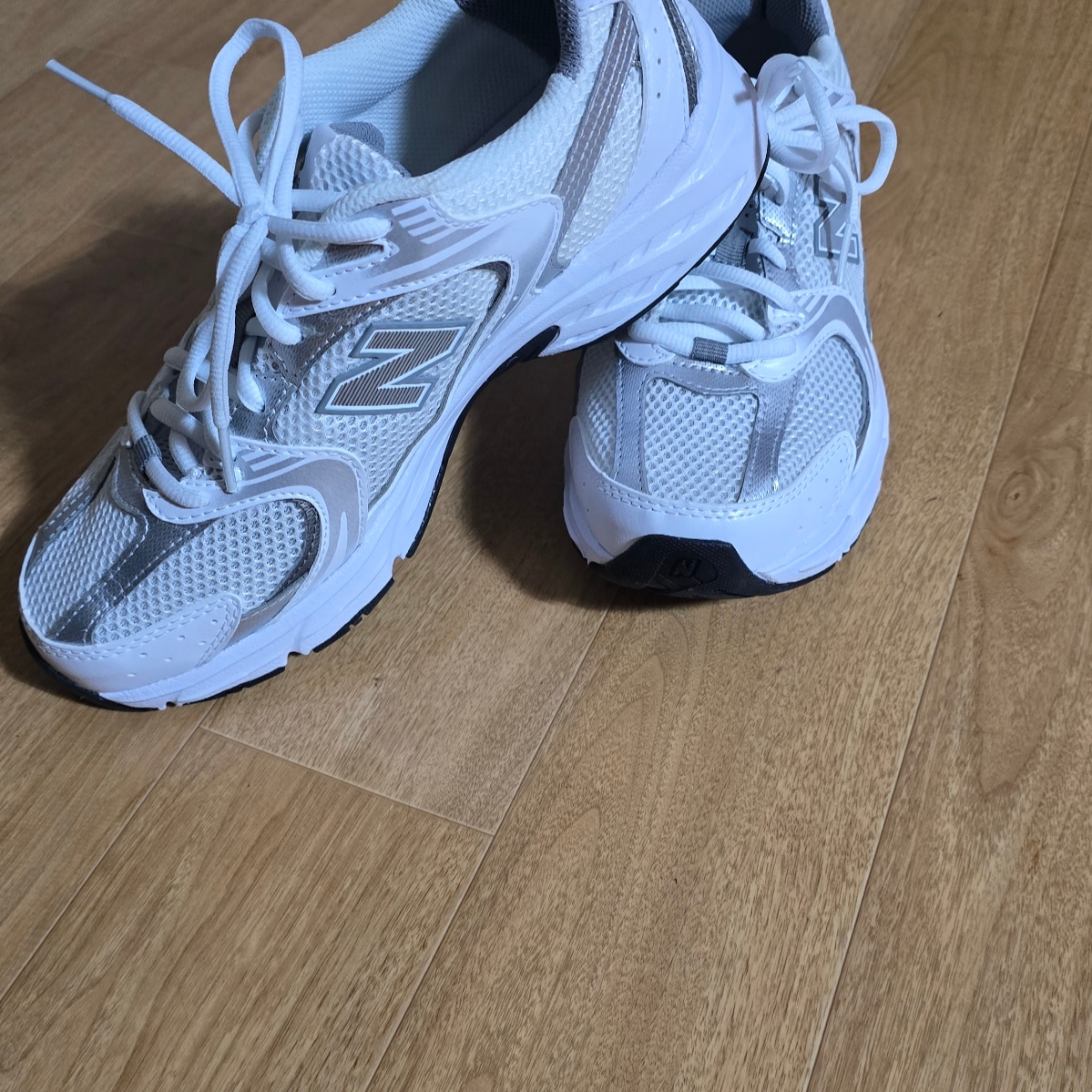New Balance 530 White Silver 착용 스타일