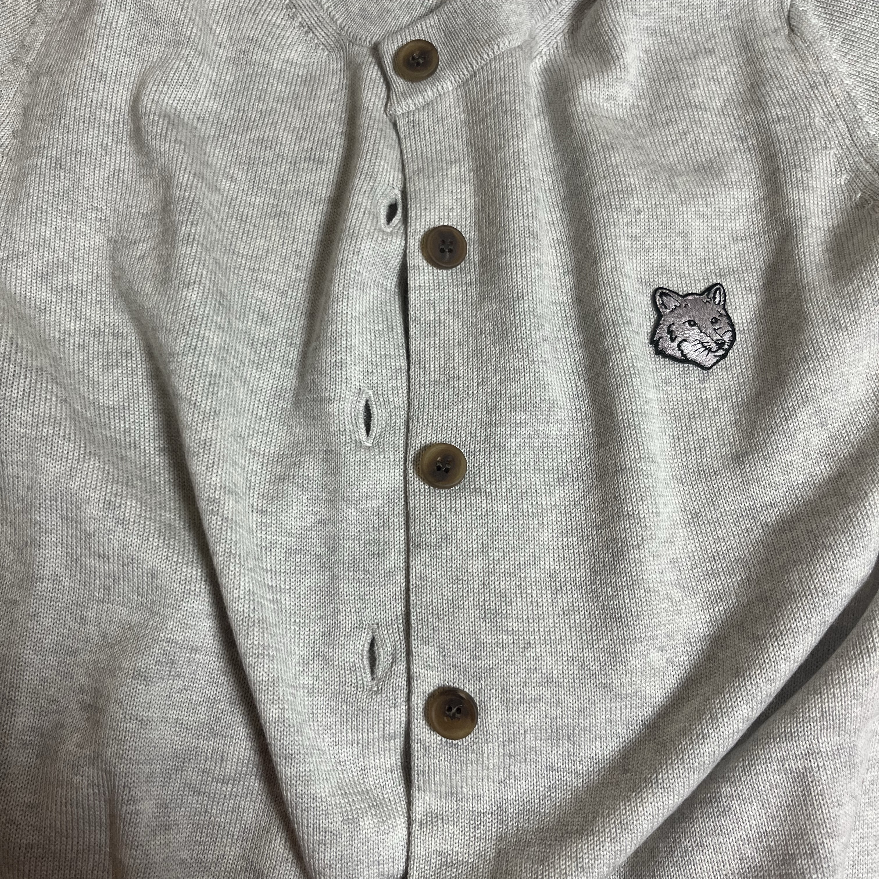 (W) Maison Kitsune Bold Fox Head Patch Regular Cardigan Light Grey Melange 착용 스타일