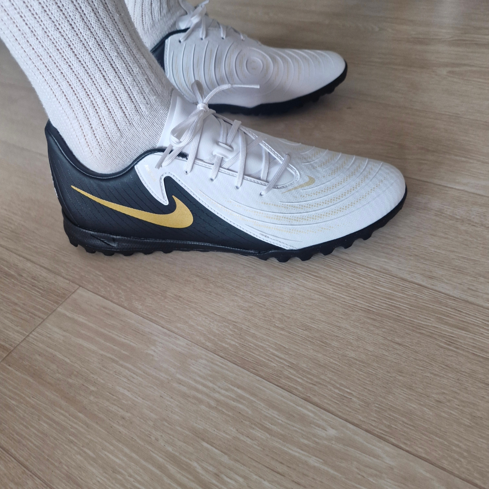 Nike Phantom GX 2 Academy TF White Metallic Gold Coin 착용 스타일