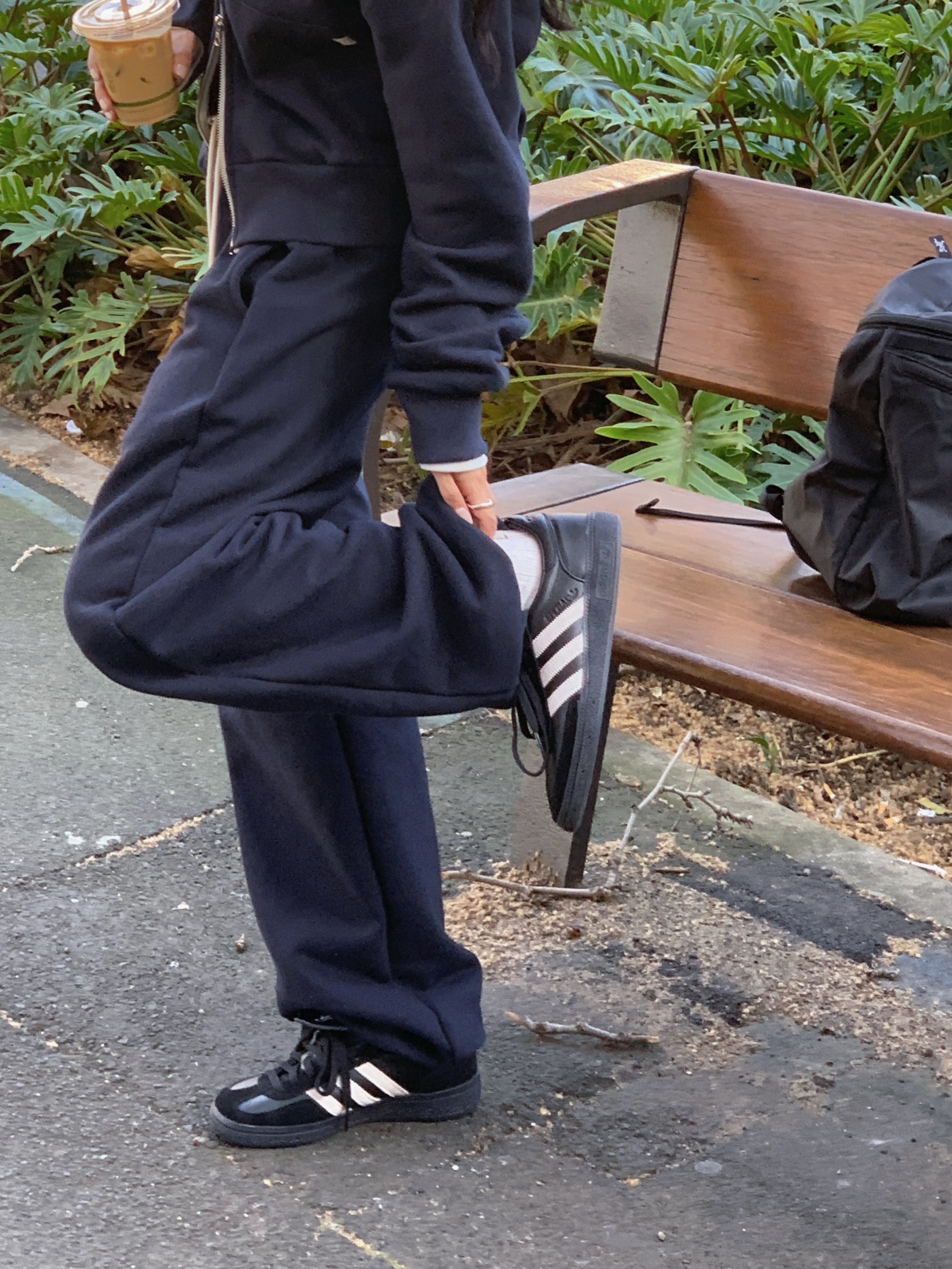 Arc'teryx Heliad 15 Backpack Black, Adidas Spezial Handball Core Black Cloud White 착용 스타일 - 3