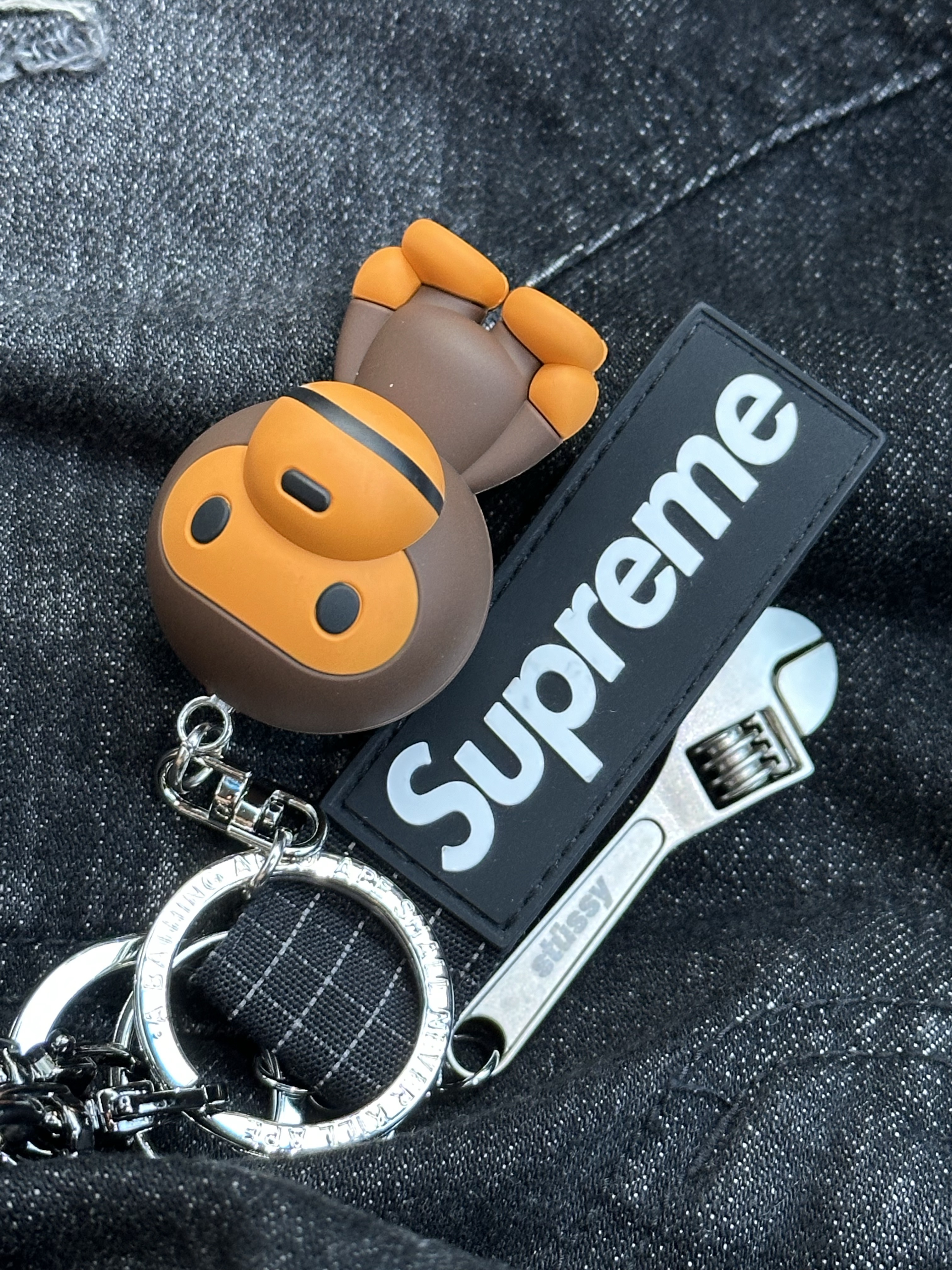 BAPE Baby Milo Keychain Brown, Supreme Ripstop Keychain Black - 24SS 착용 스타일 - 3