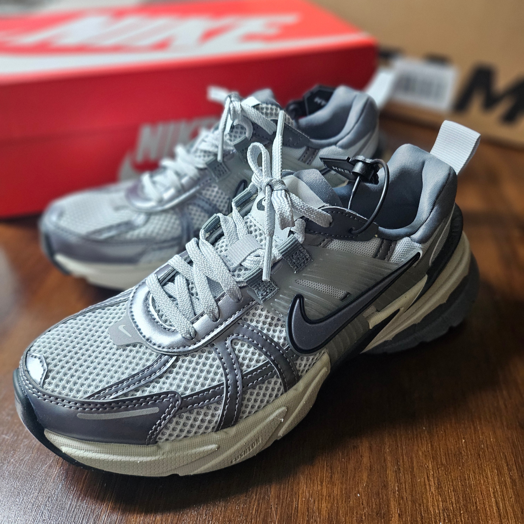 Nike V2K Run Pure Platinum Wolf Grey 착용 스타일 - 1