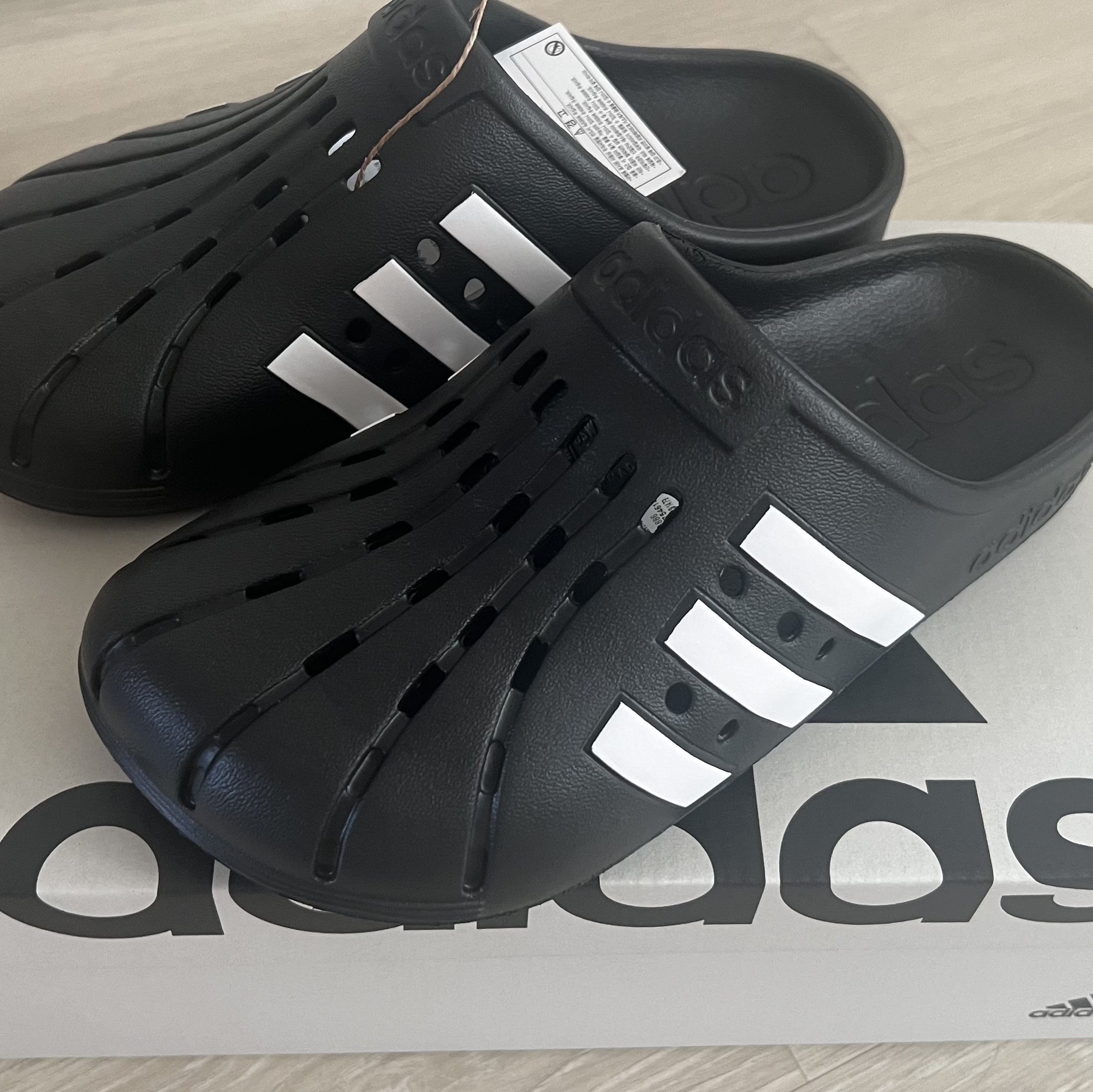 Adidas Adilette Clog Black White 착용 스타일