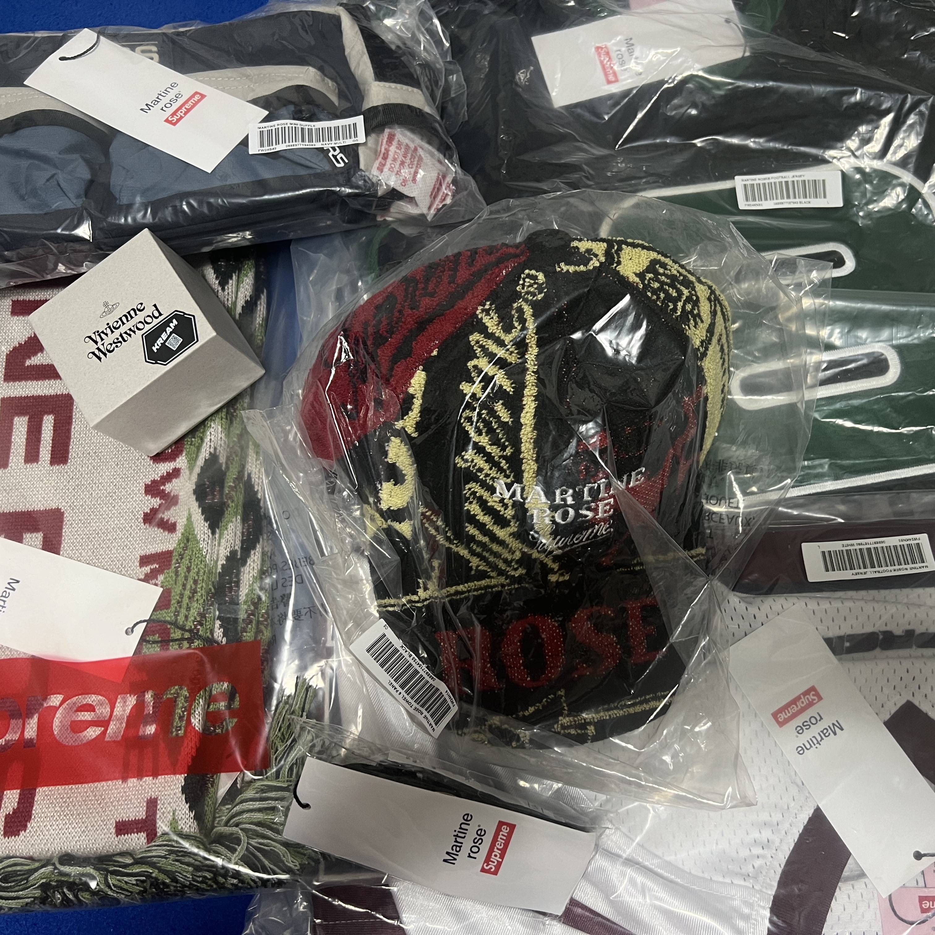 Supreme x Martine Rose Mini Duffle Bag Multicolor - 24FW, Supreme x Martine Rose Football Jersey White - 24FW 착용 스타일