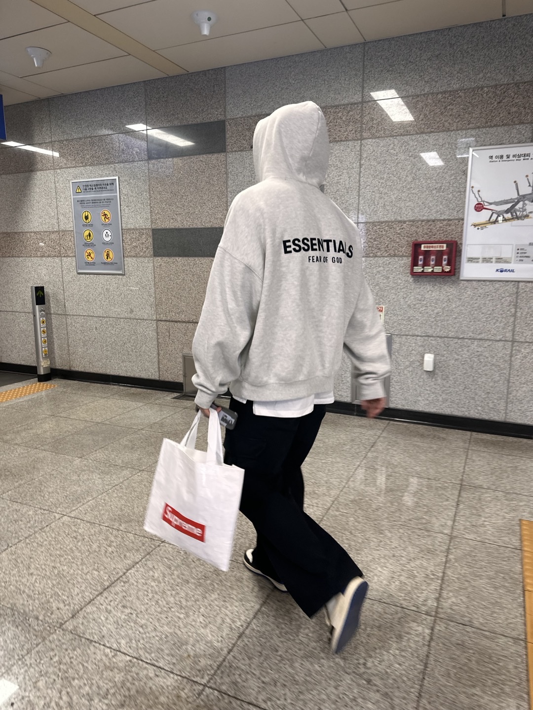 Jordan 1 x Travis Scott x Fragment Retro Low OG SP Military Blue, Essentials The Core Collection Hoodie Light Oatmeal 착용 스타일