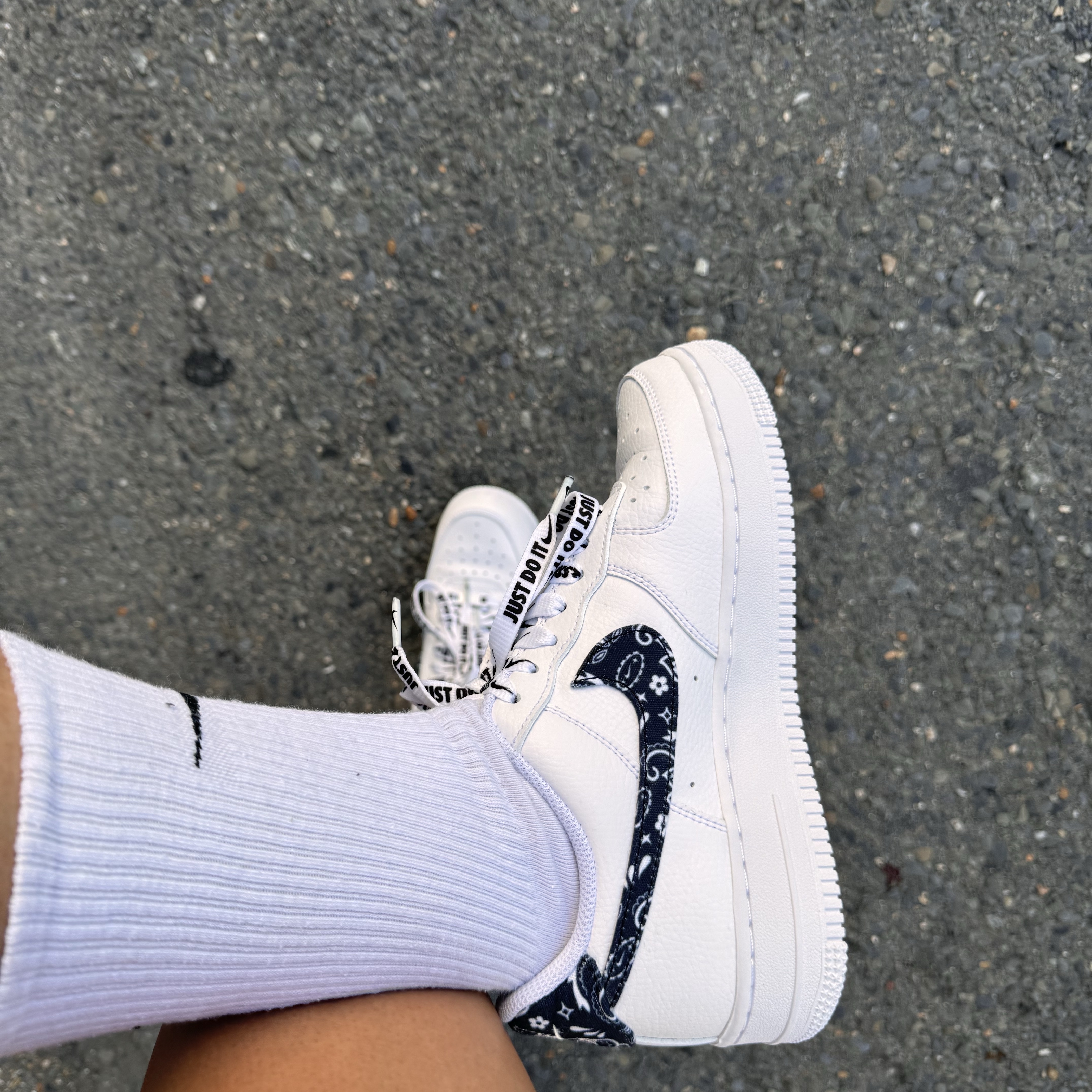 (W) Nike Air Force 1 '07 Essential Paisley Swoosh White Black 착용 스타일