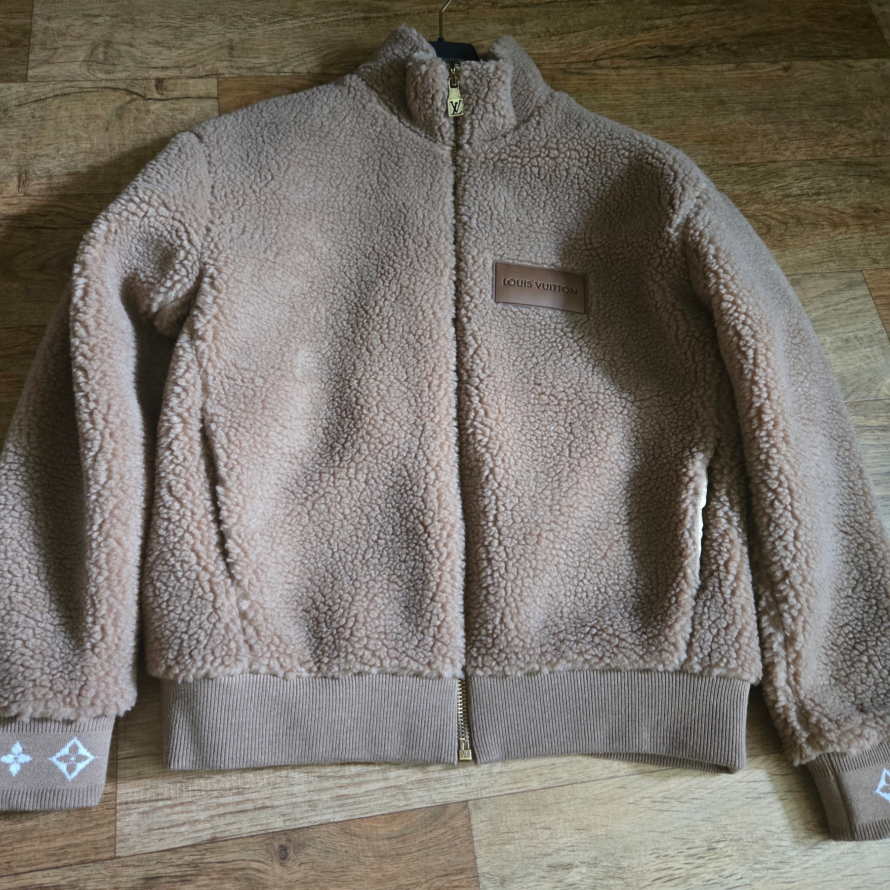 Louis Vuitton Leather Patch Fleece Blouson Sand 착용 스타일
