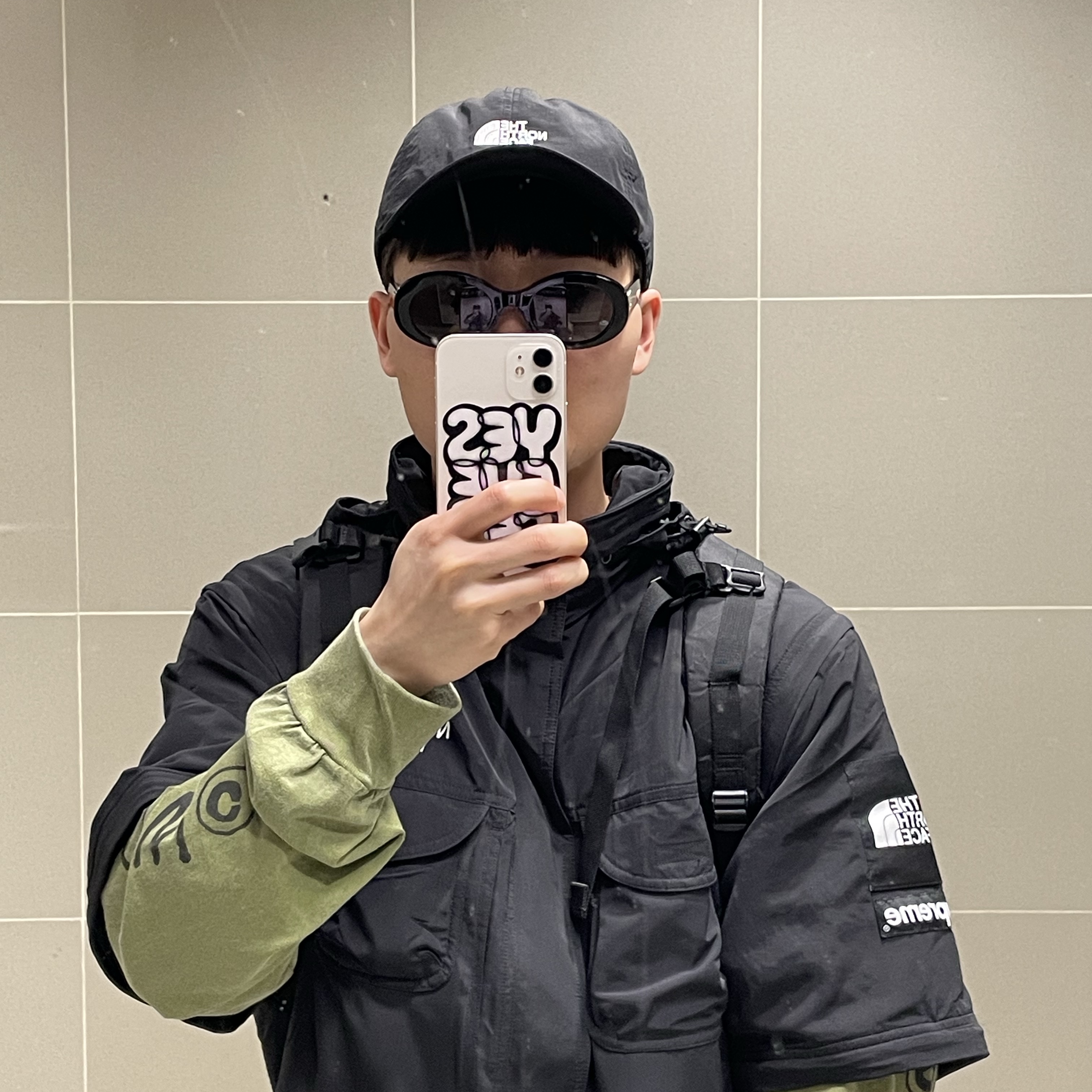 (W) Celine Triomphe 01 Sunglasses in Acetate Black, Stussy International Pigment Dyed LS T-Shirts Olive 착용 스타일