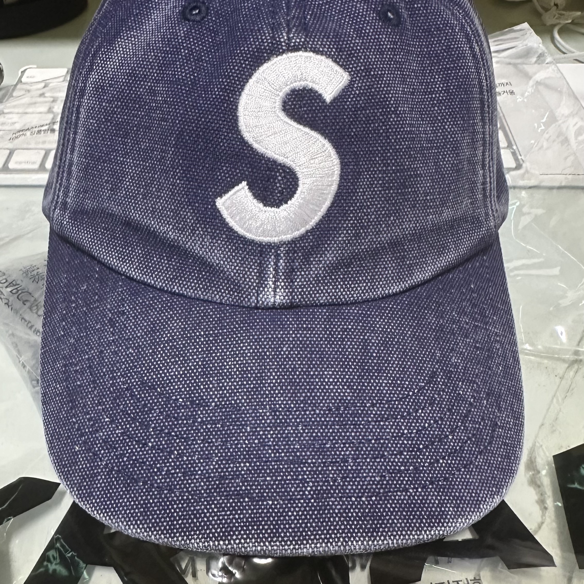 Supreme Pigment S Logo 6-Panel Navy - 24FW, Supreme Pigment Print S Logo 6-Panel Black - 23FW 착용 스타일 - 1