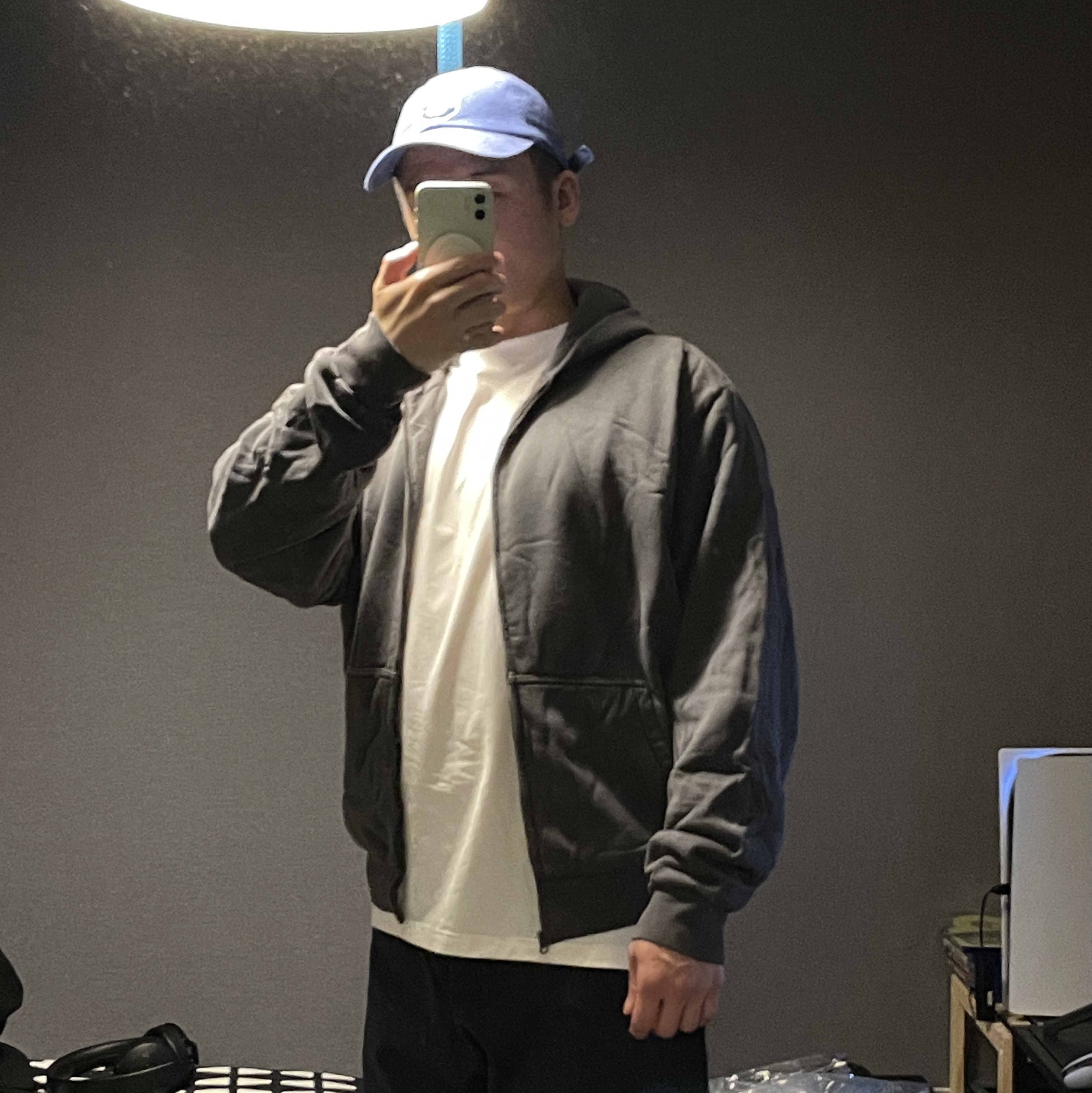 Yeezy YZY Zip-Up Hoodie Dark Grey 착용 스타일 - 2