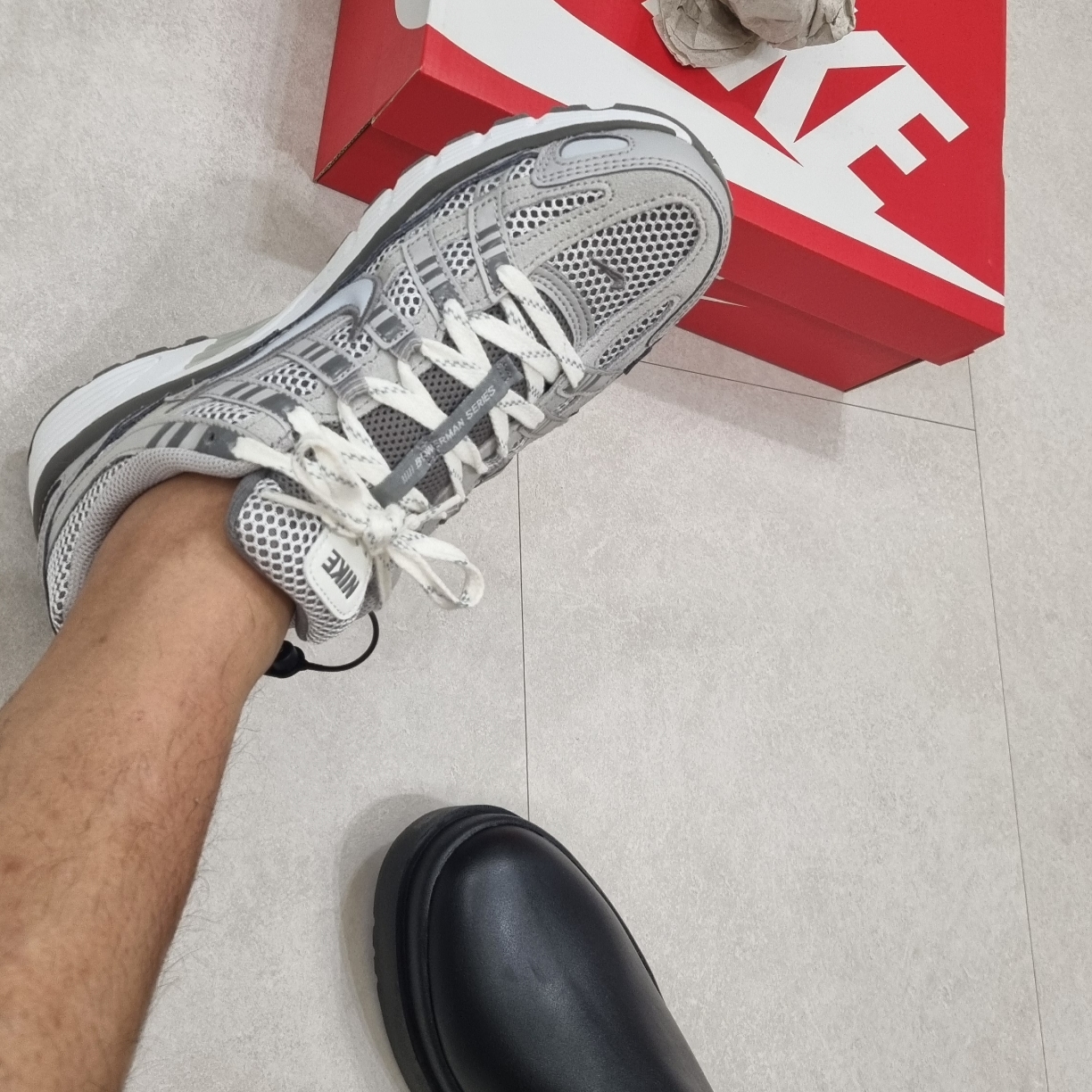 Nike P-6000 PRM Light Iron Ore 착용 스타일 - 2