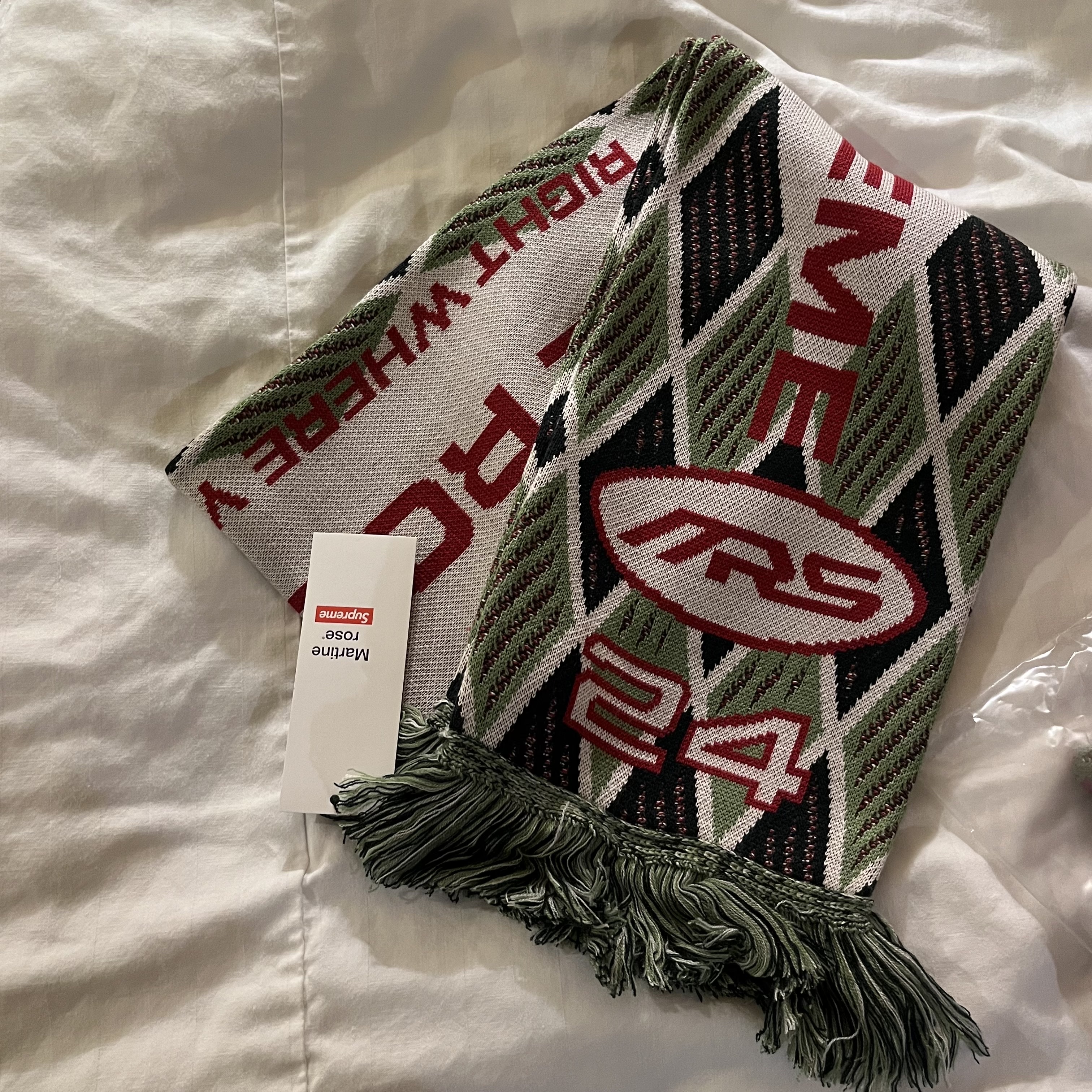 Supreme x Martine Rose Scarf Stone - 24FW 착용 스타일