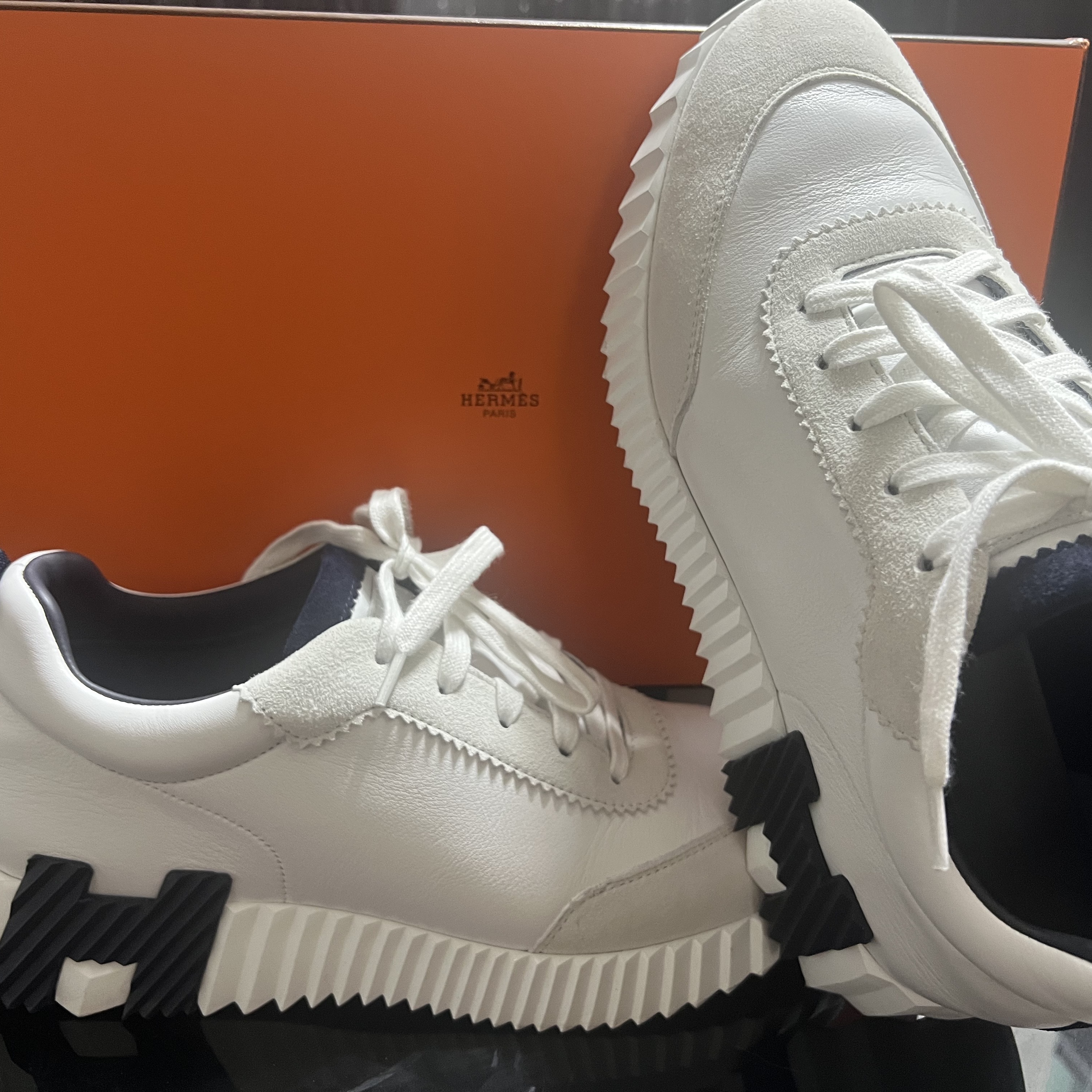 Hermes Bouncing Sneakers Calfskin Suede Goatskin & Blanc 착용 스타일