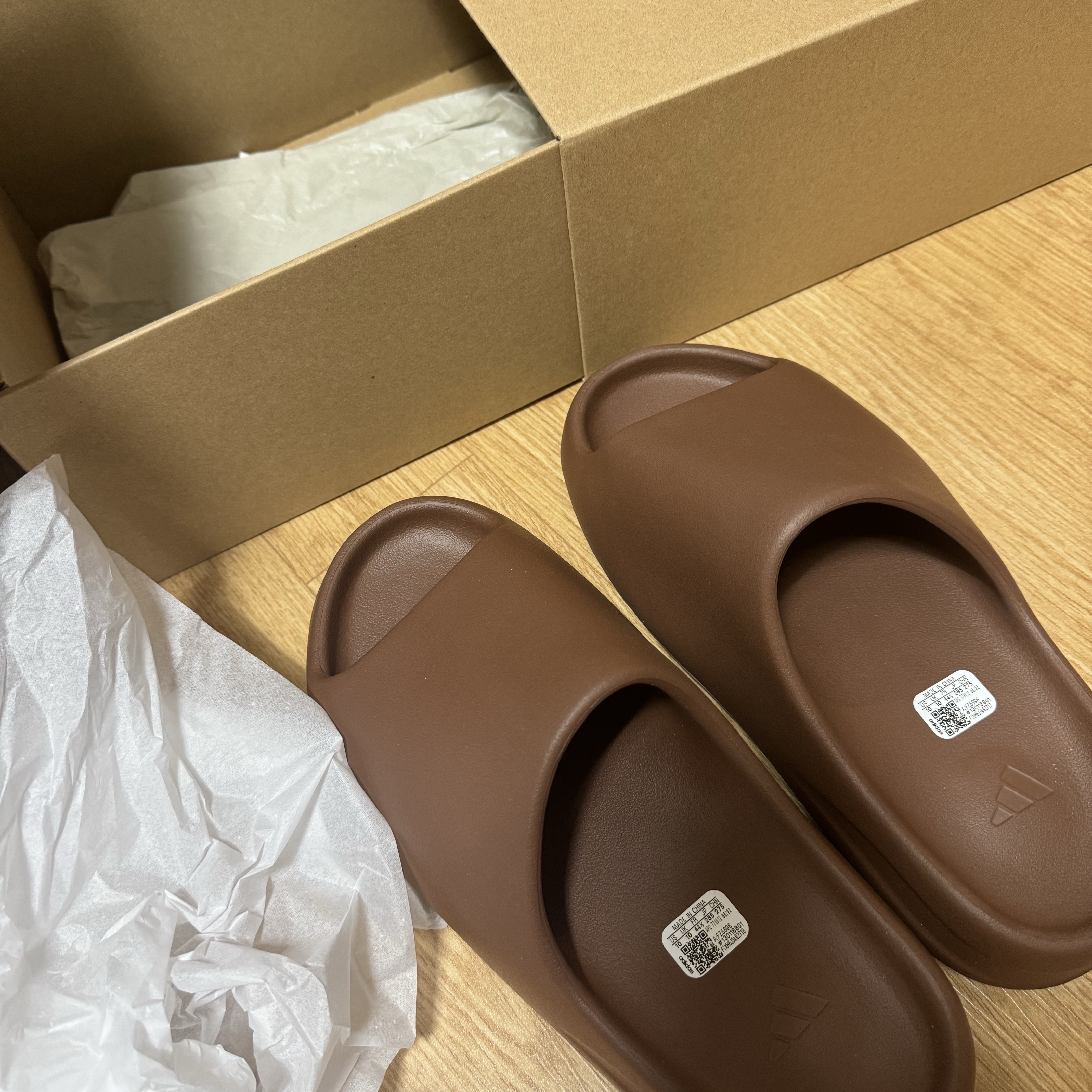 Adidas Yeezy Slide Flax 착용 스타일