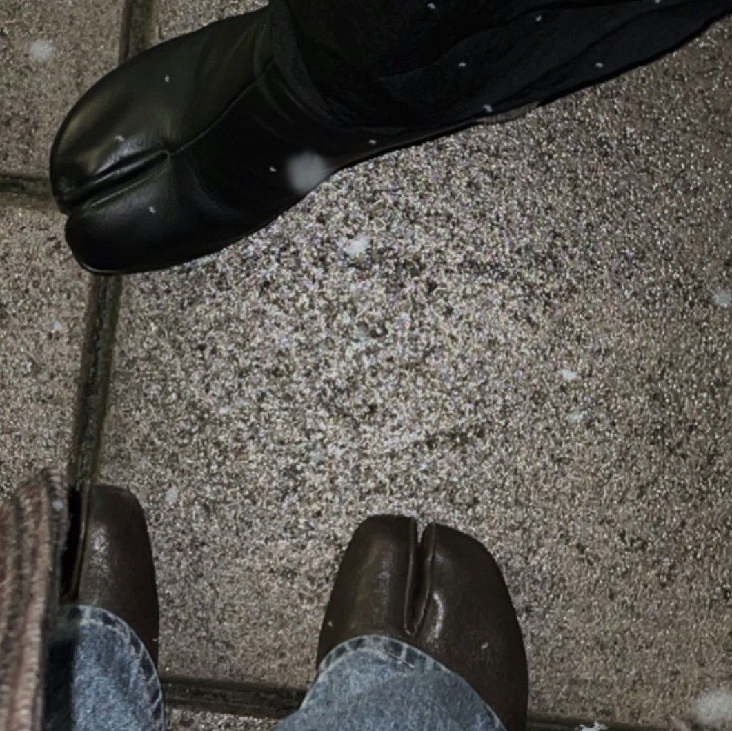 (W) Maison Margiela Tabi Ankle Boot Black 착용 스타일