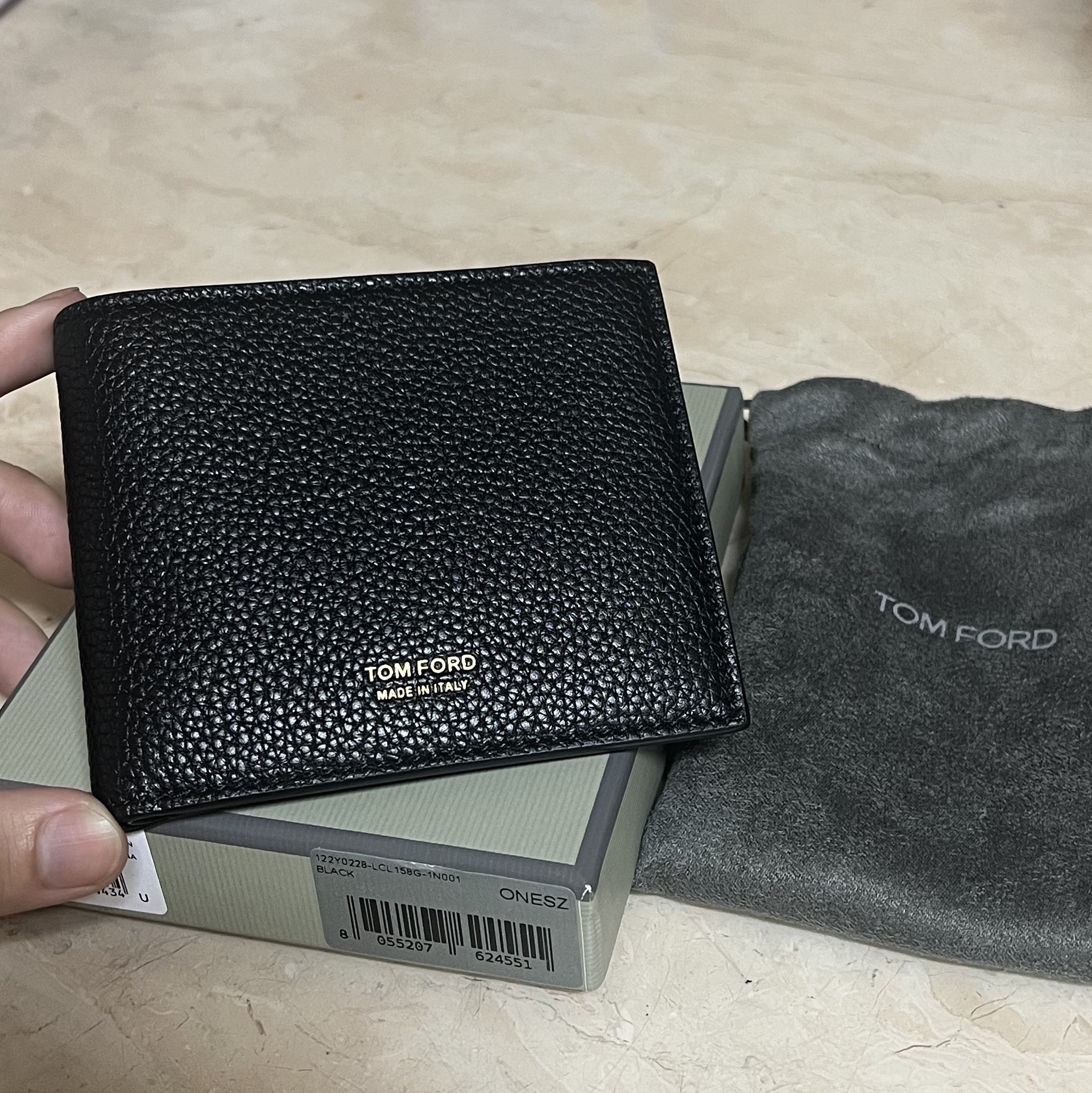 Tom Ford Grain Leather Classic Bifold Wallet Black 착용 스타일 - 1