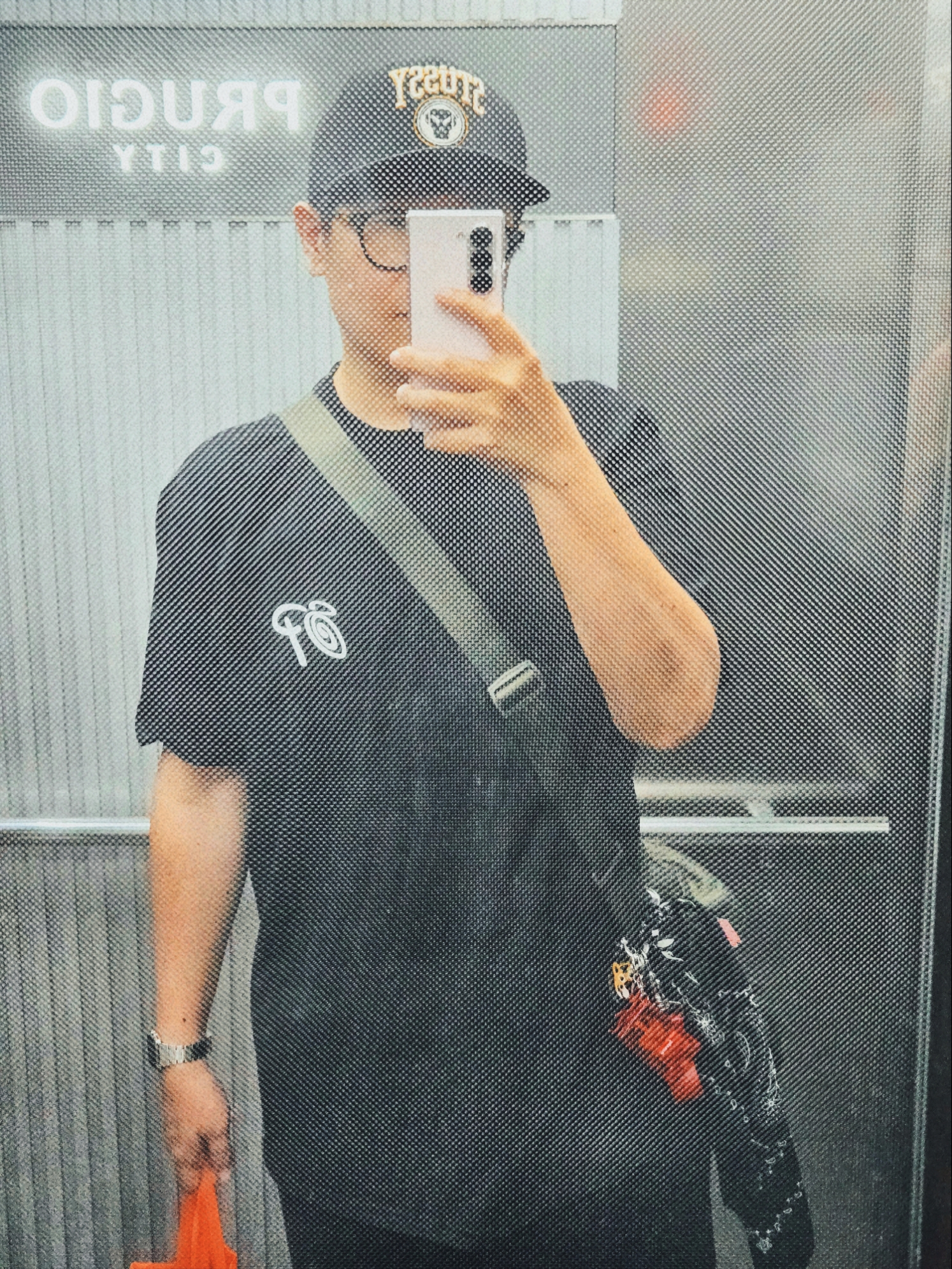 Stussy x Patta Sound Connection T-Shirt Black, Uniqlo Multi Pocket Shoulder Bag Olive 착용 스타일