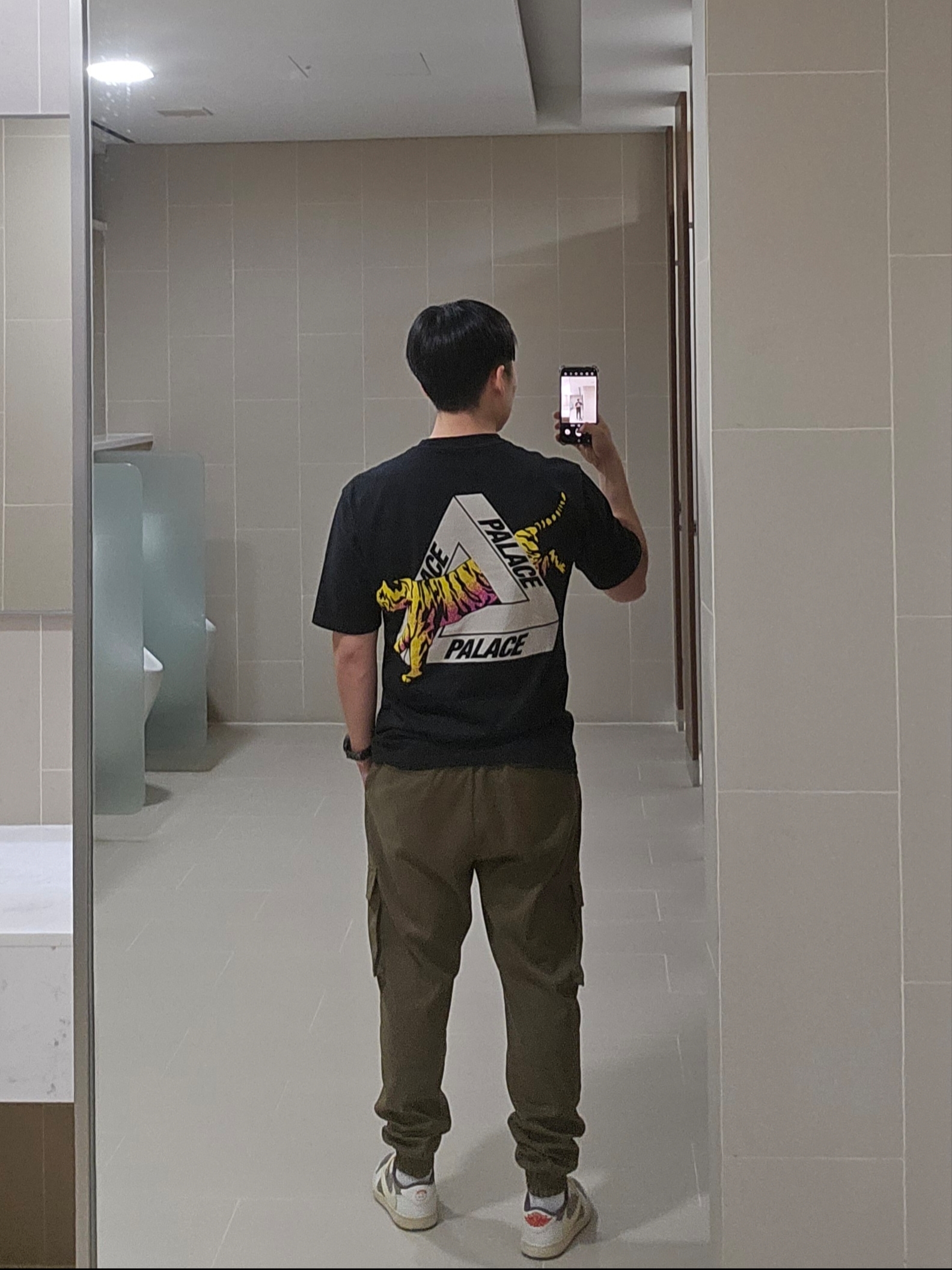 Palace Korea Tri-Ferg T-Shirt Black - 24SS, Jordan 1 x Travis Scott Retro Low OG SP Sail and Ridgerock 착용 스타일