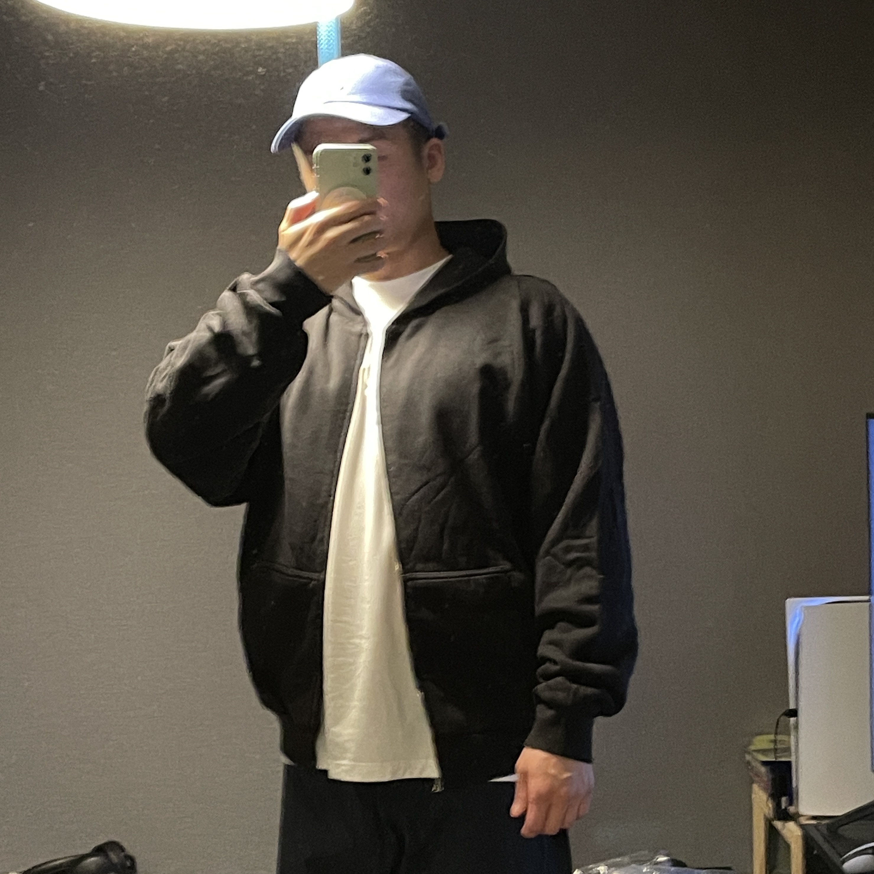 Yeezy YZY Zip-Up Hoodie Black 착용 스타일 - 2