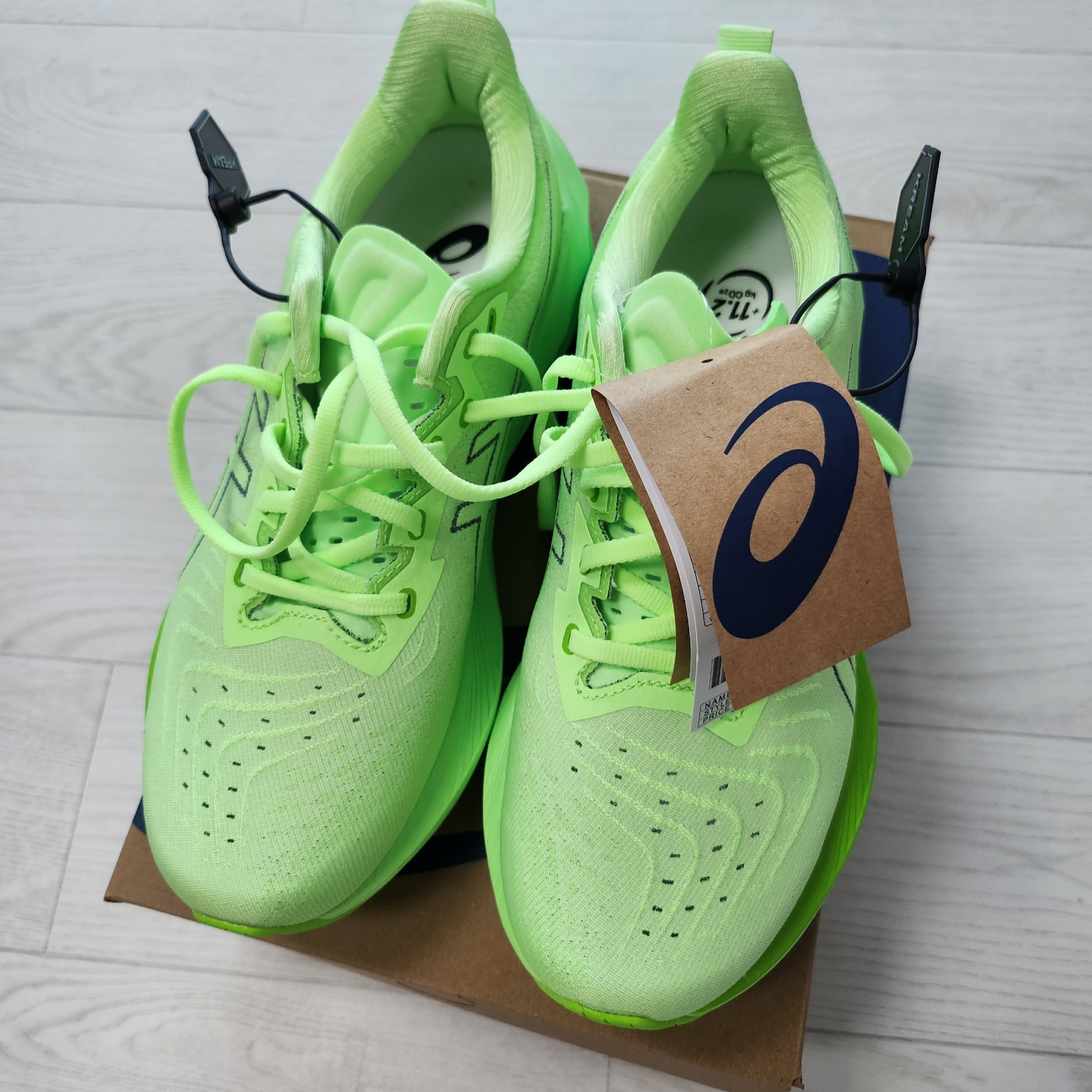 Asics Novablast 4 Illuminate Green Lime Burst - 2E Wide 착용 스타일 - 4