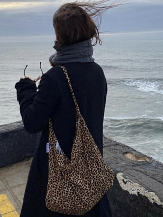 Emis Leopard Corduroy Eco Bag Beige 착용 스타일