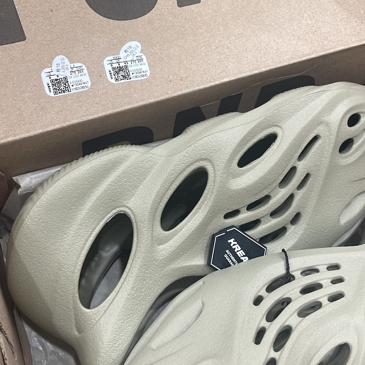 Adidas Yeezy Foam RNNR Stone Salt 착용 스타일