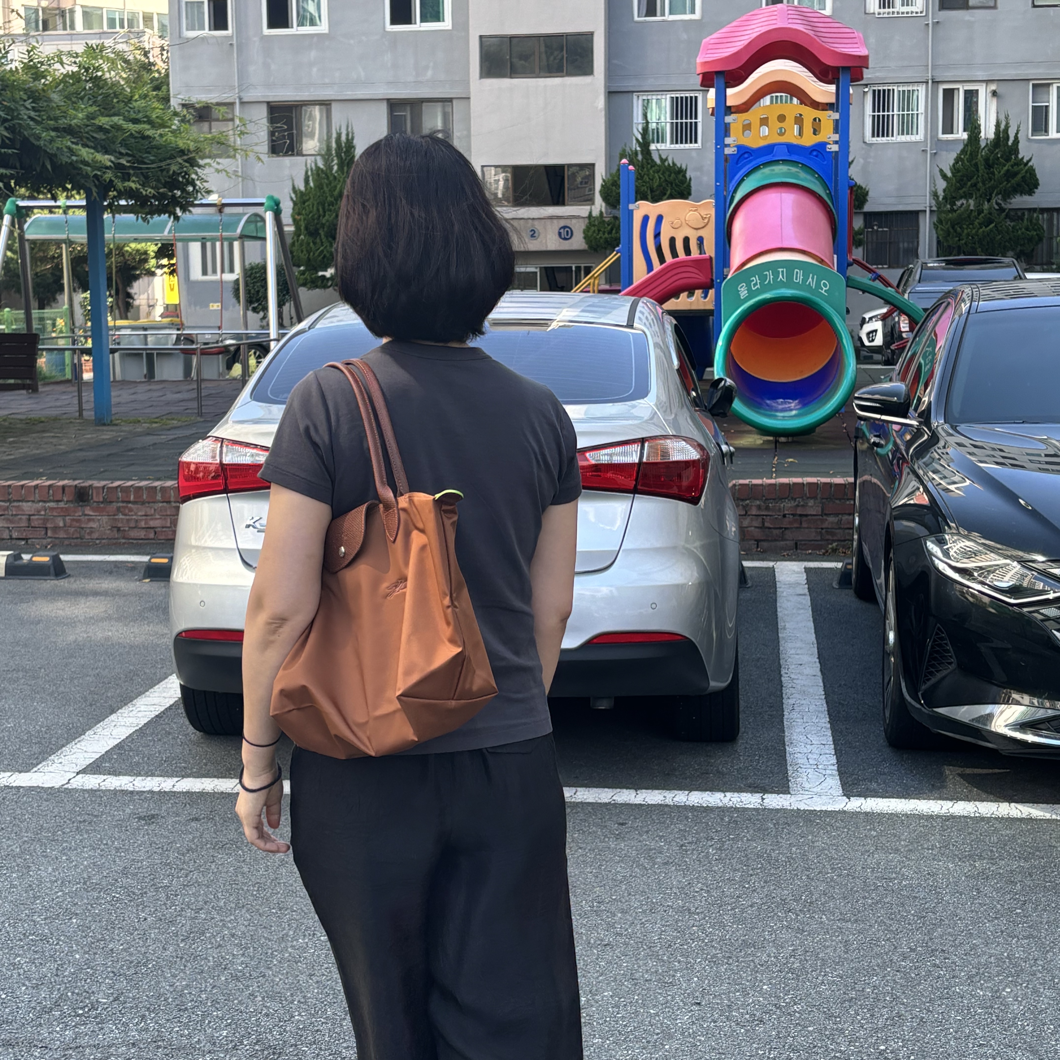 Longchamp Le Pliage Green Tote Bag M Cognac 착용 스타일 - 1