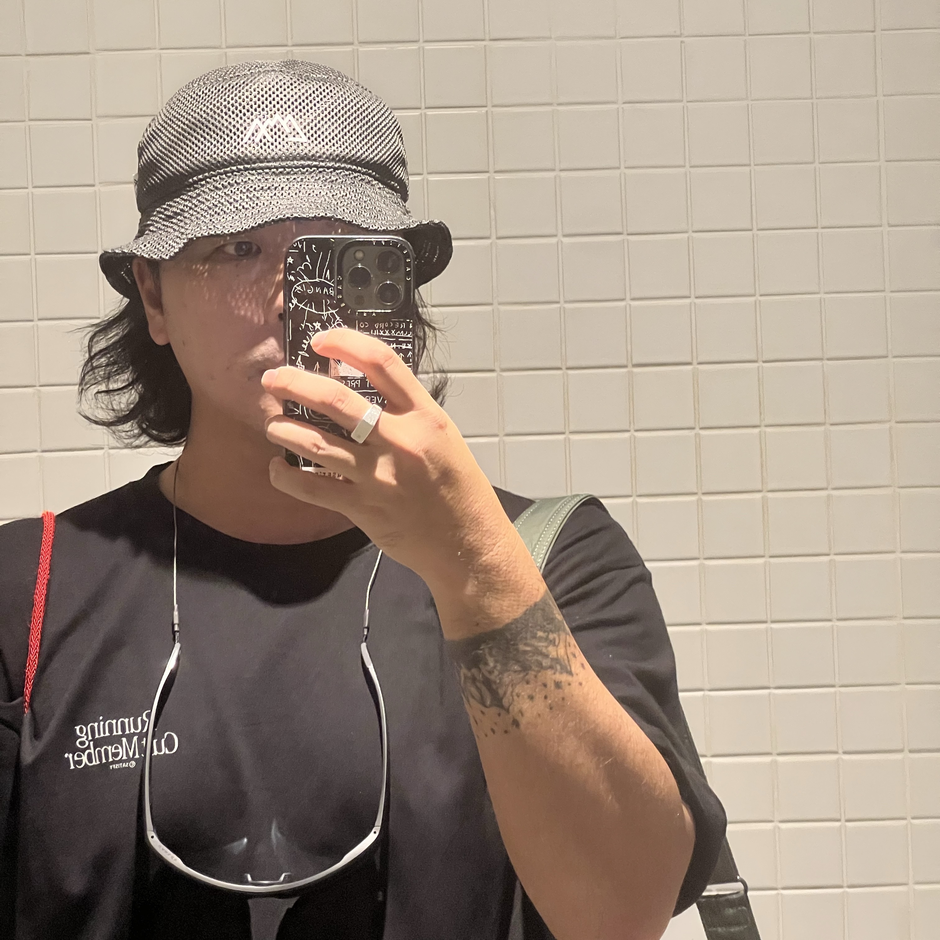 Satisfy Auralite T-Shirt Black, Oakley Holbrook Polished Black Frame Prizm Sapphire Lenses High Bridge Fit 착용 스타일